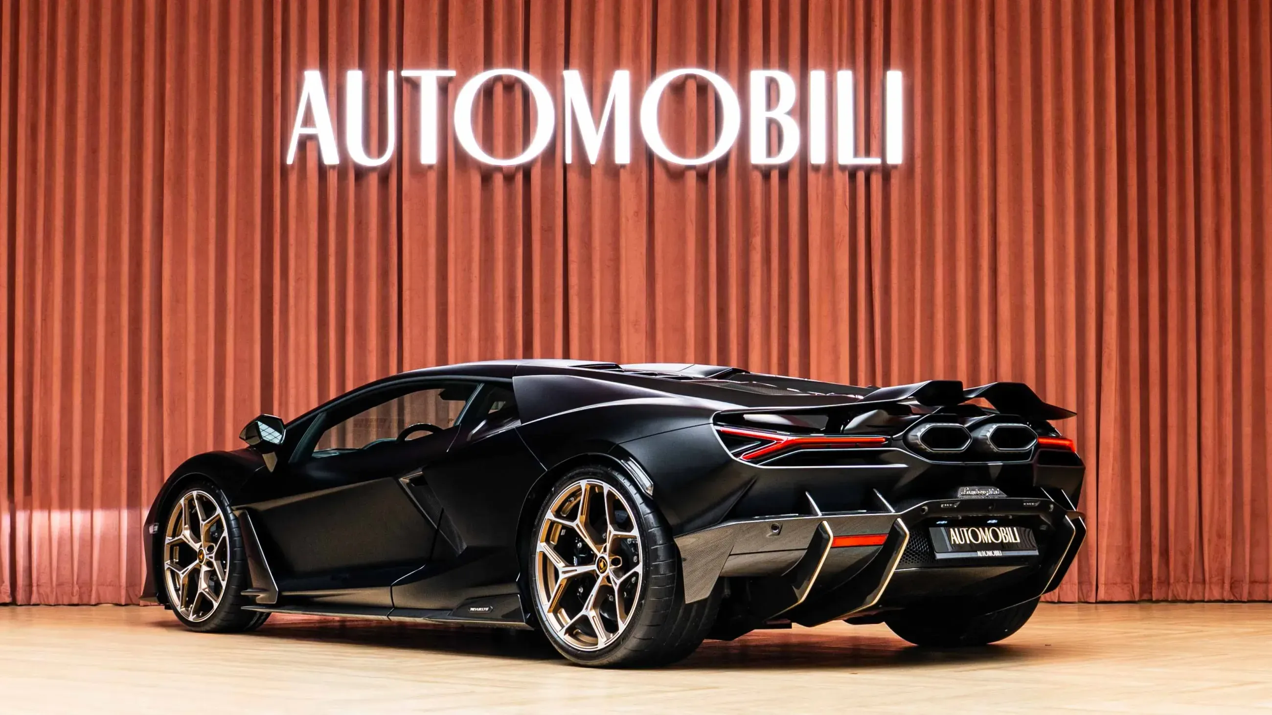 LAMBORGHINI REVUELTO