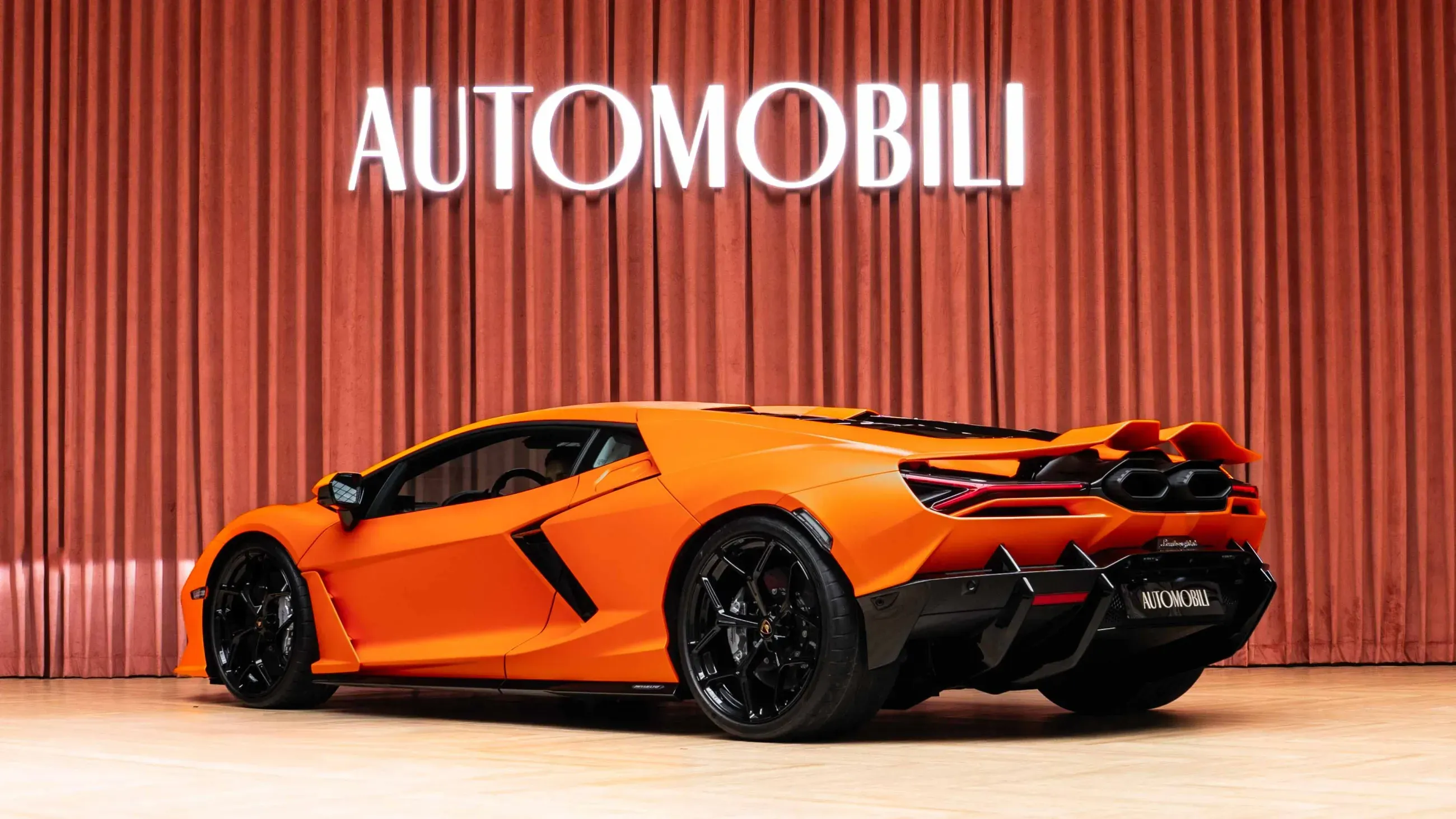 LAMBORGHINI REVUELTO