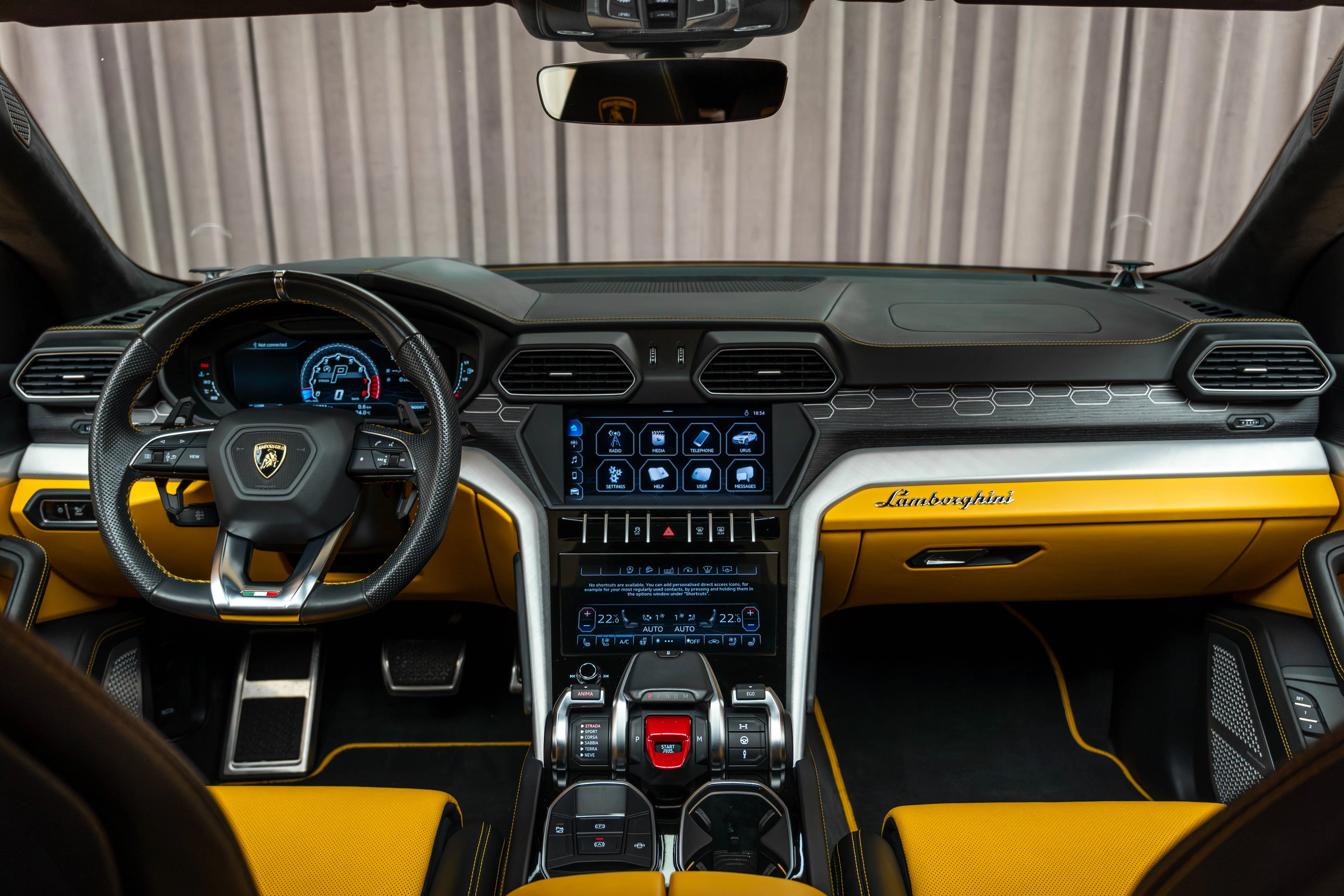 LAMBORGHINI URUS