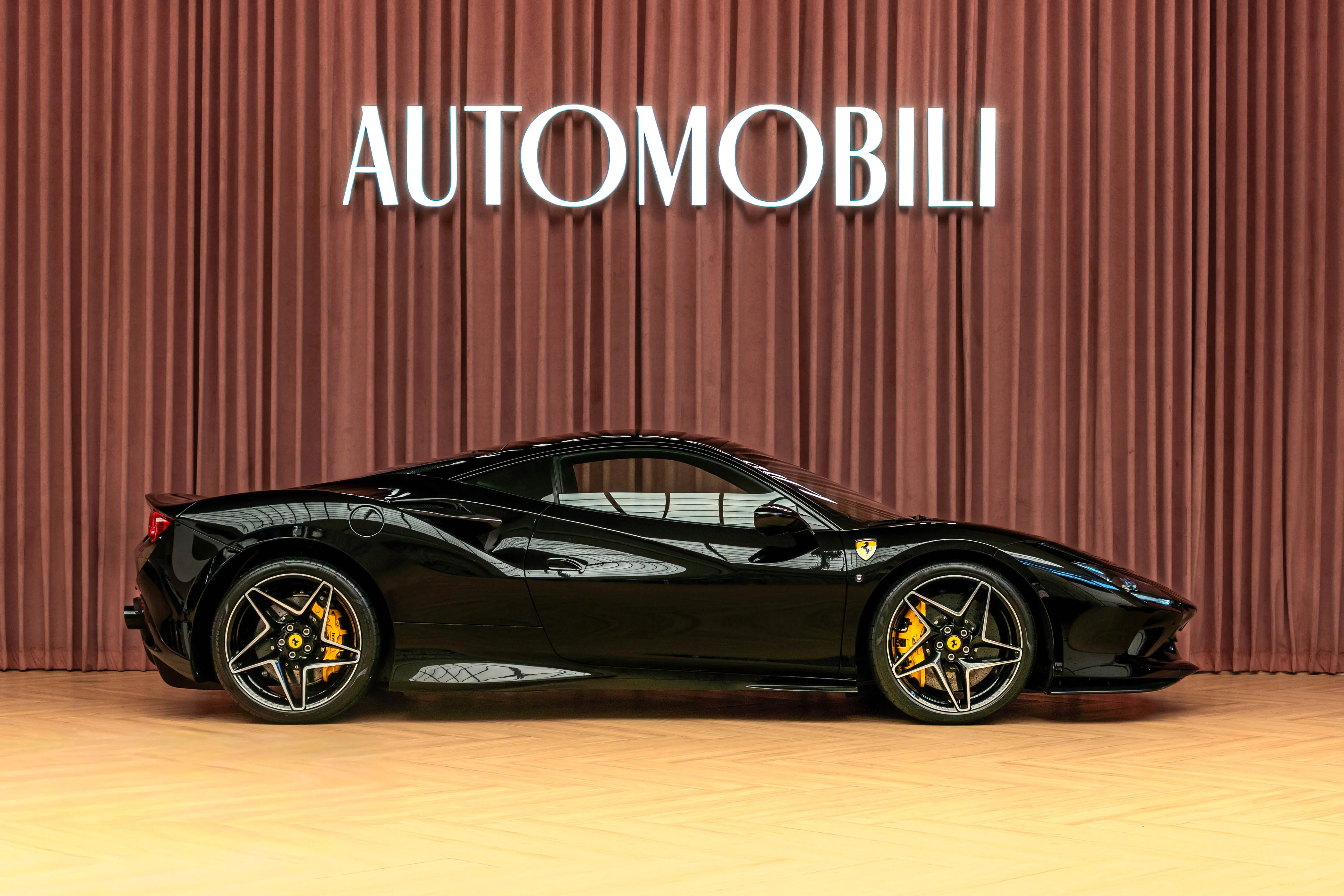FERRARI F8 TRIBUTO