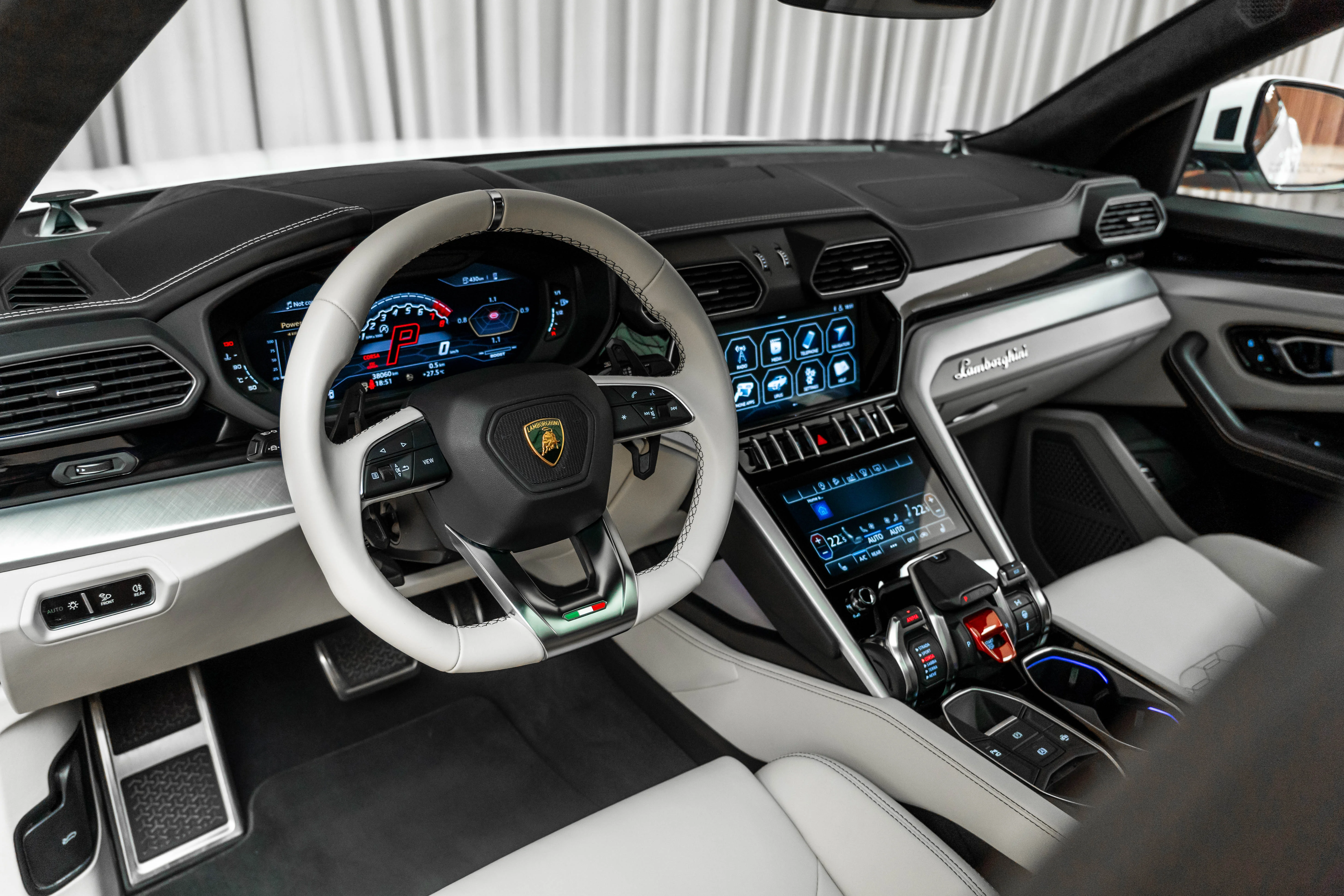 LAMBORGHINI URUS
