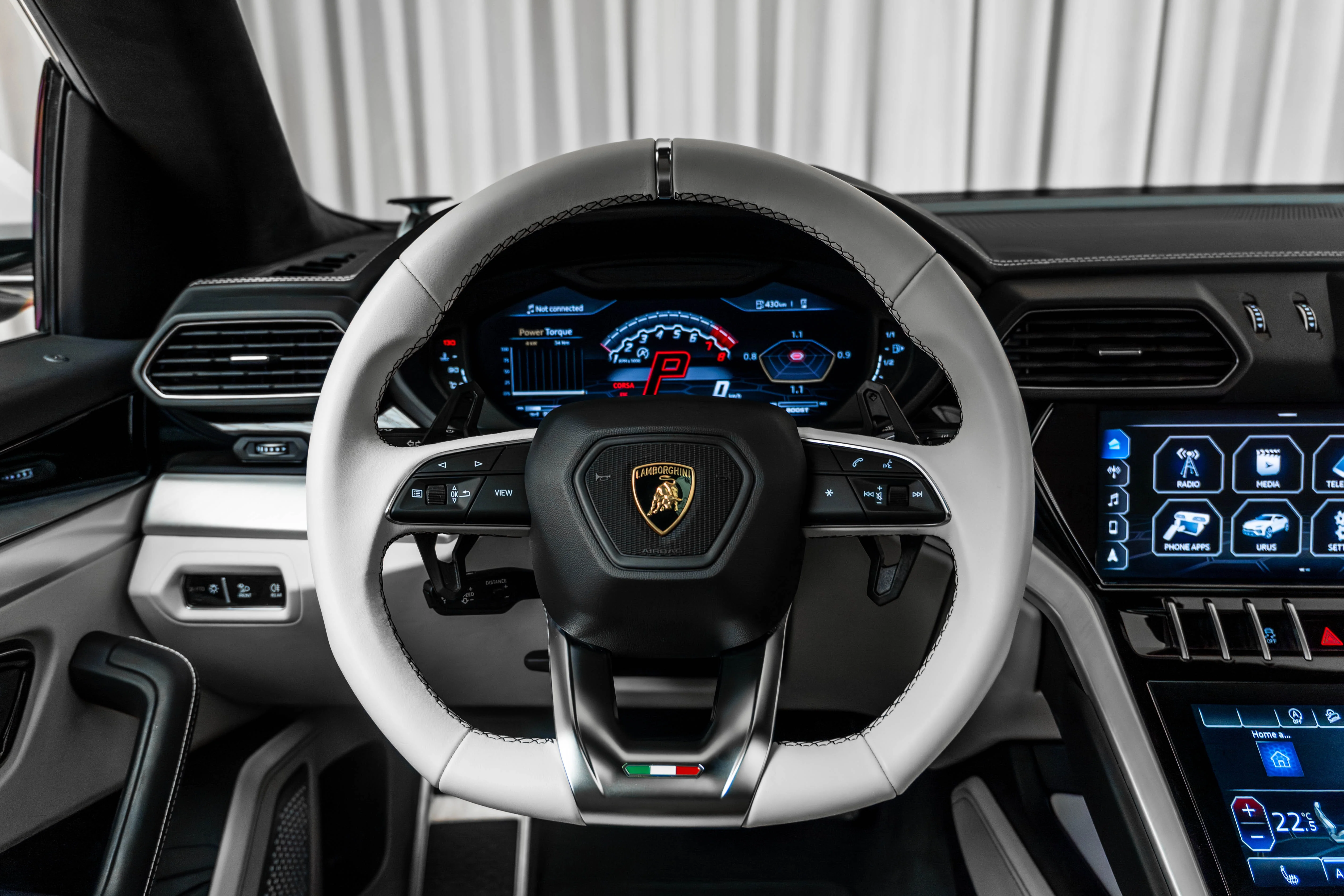 LAMBORGHINI URUS