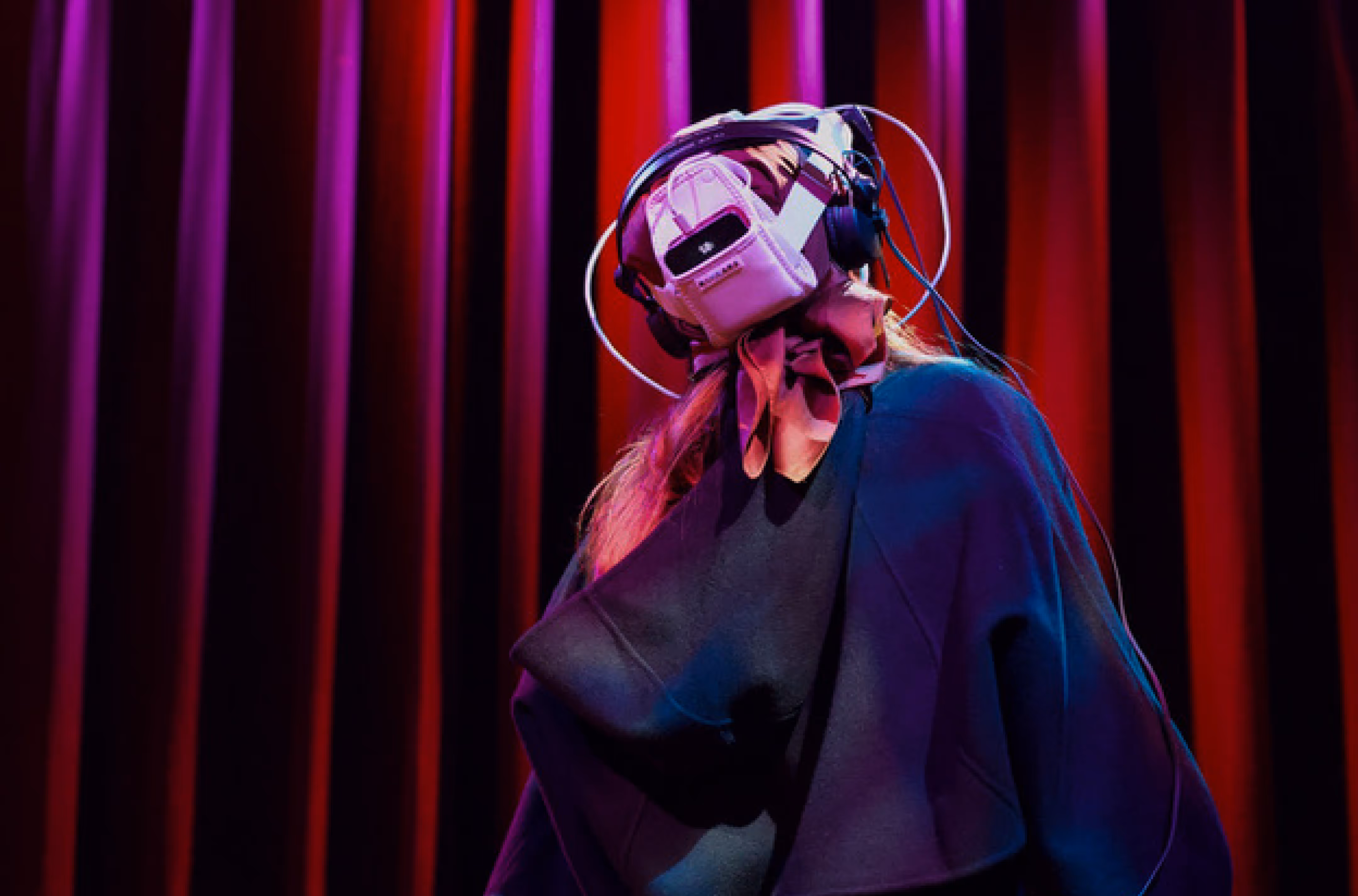 een vrouw beweegt door de ruimte terwijl ze in vr is