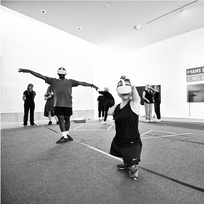 Mensen bewegen samen terwijl ze in vr zijn tijdens een showcase.