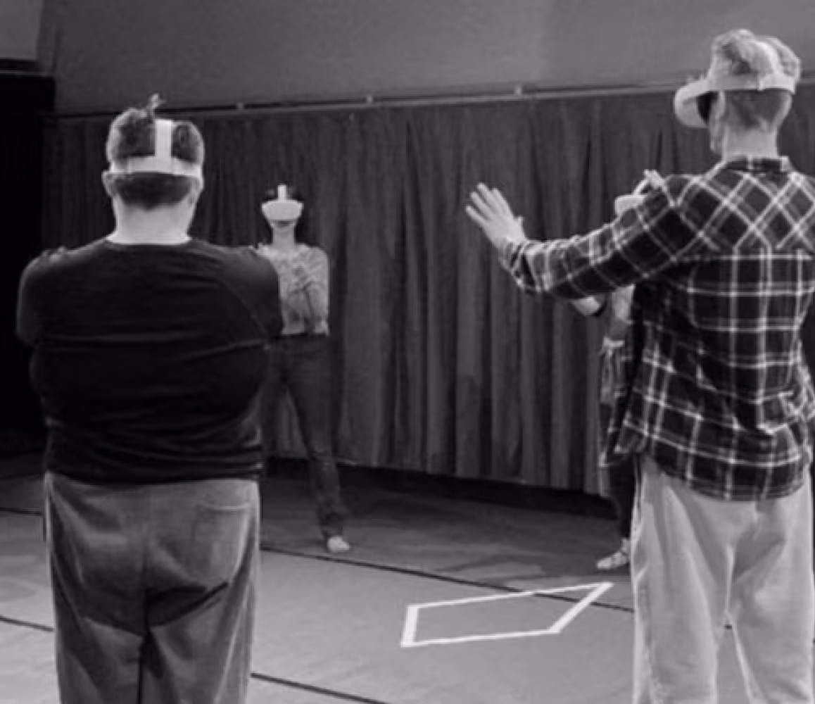 Mensen staan in een cirkel met vr-headsets op.