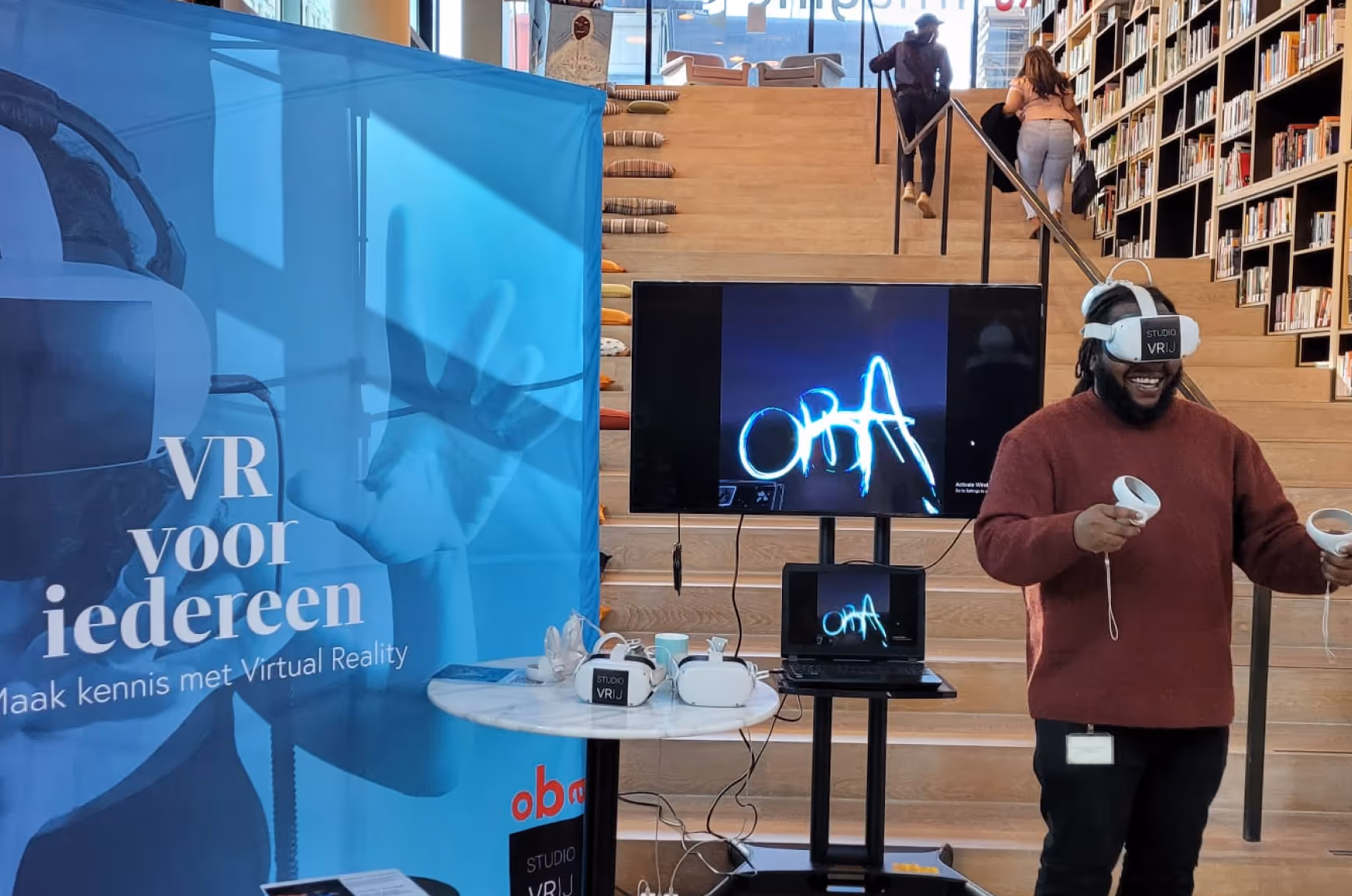 iemand promoot vr bij OBA en suggereert dat vr voor iedereen is.