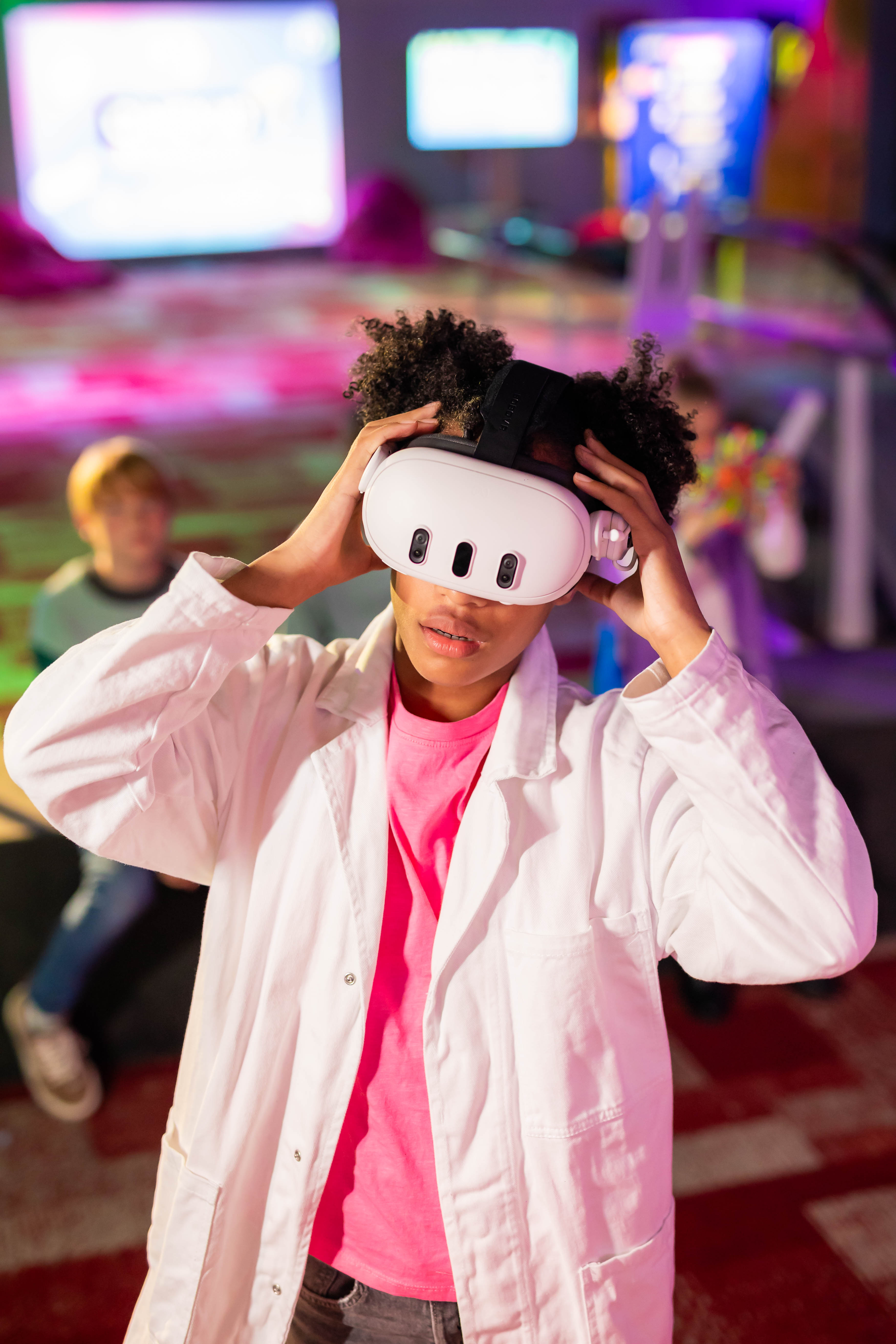 Jong deelnemer met VR-headset verkent Chaos in het Lab in het Medialab van Cinekid Festival