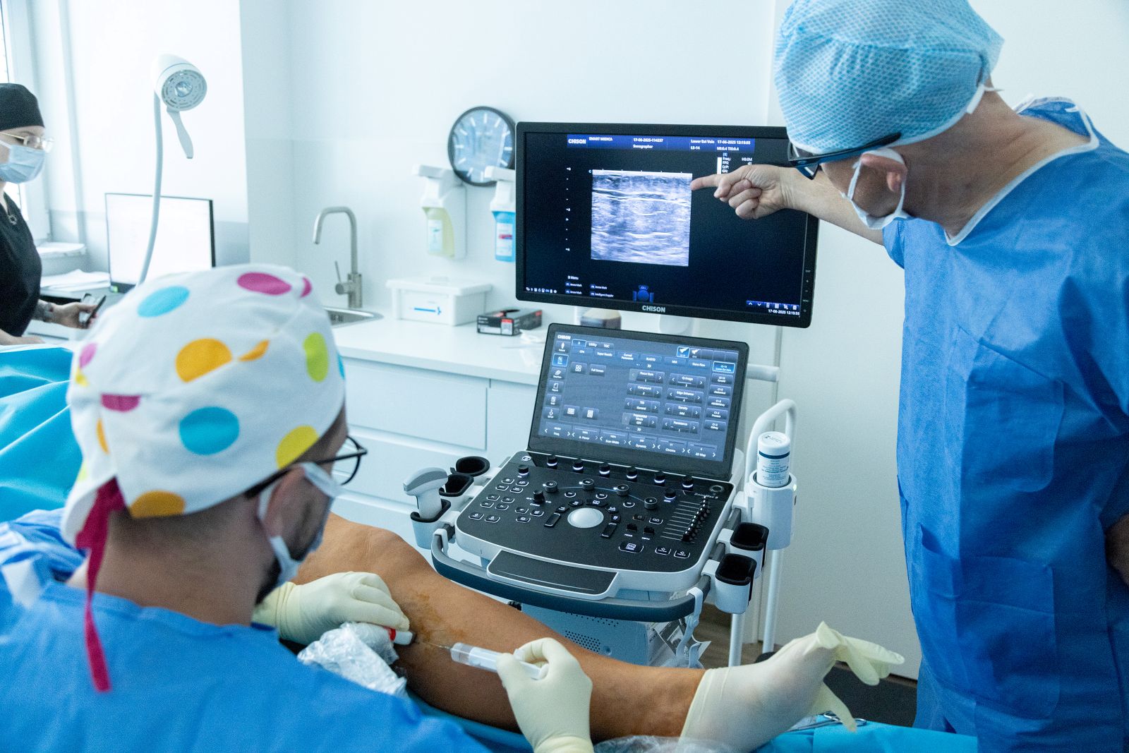 Lekarz flebolog Antoni Leja i Lekarz flebolog Marek Glinka podczas leczenia żylaków w Smart Medica