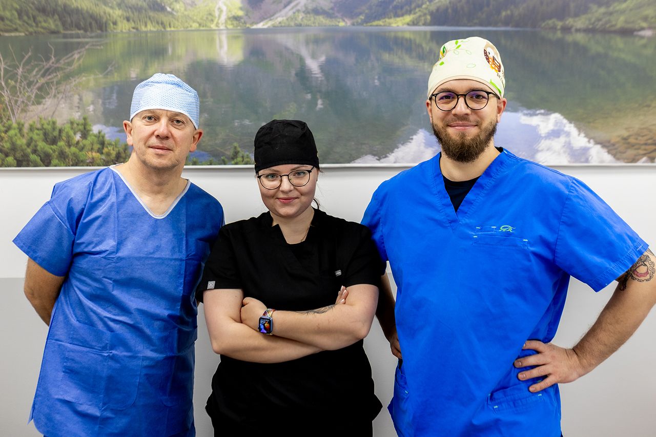 Lekarze specjaliści pracujący w przychodni Smart Medica w Łazach pod Warszawą w gabinecie zabiegowym