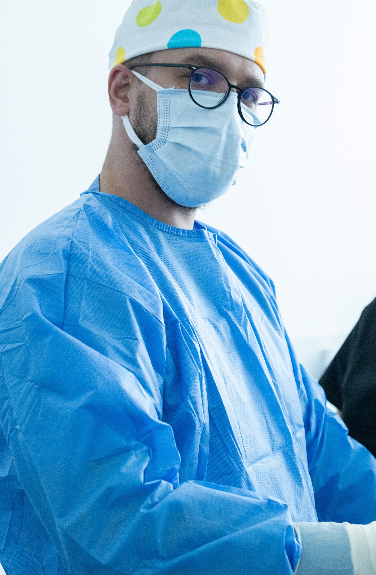 Antoni Leja lekarz flebolog w przychodni Smart Medica w Łazach pod Warszawą podczas usuwania żylaków zabiegiem skleroterapii piankowej