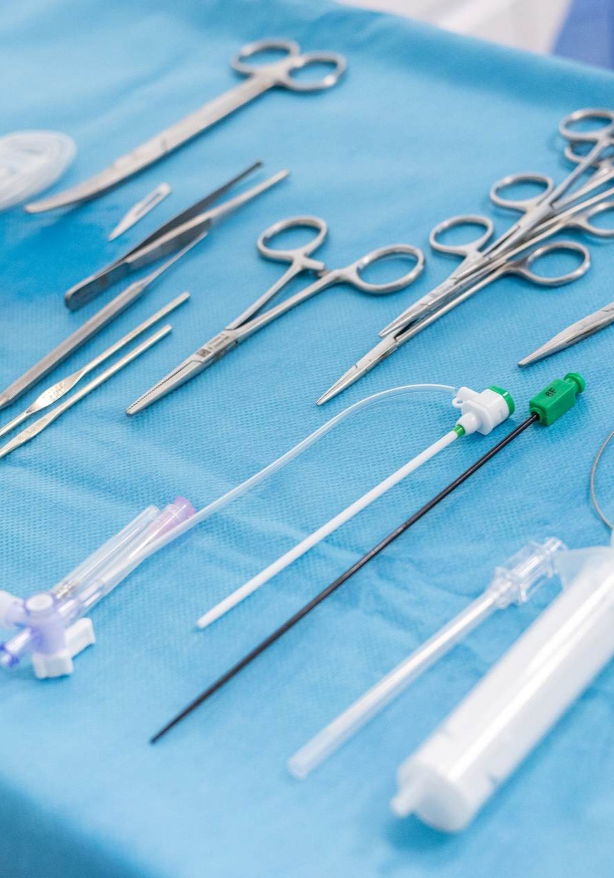 Narzędzia chirurgiczne do miniflebektomii żylaków w gabinecie zabiegowym Smart Medica w Łazach pod Warszawą