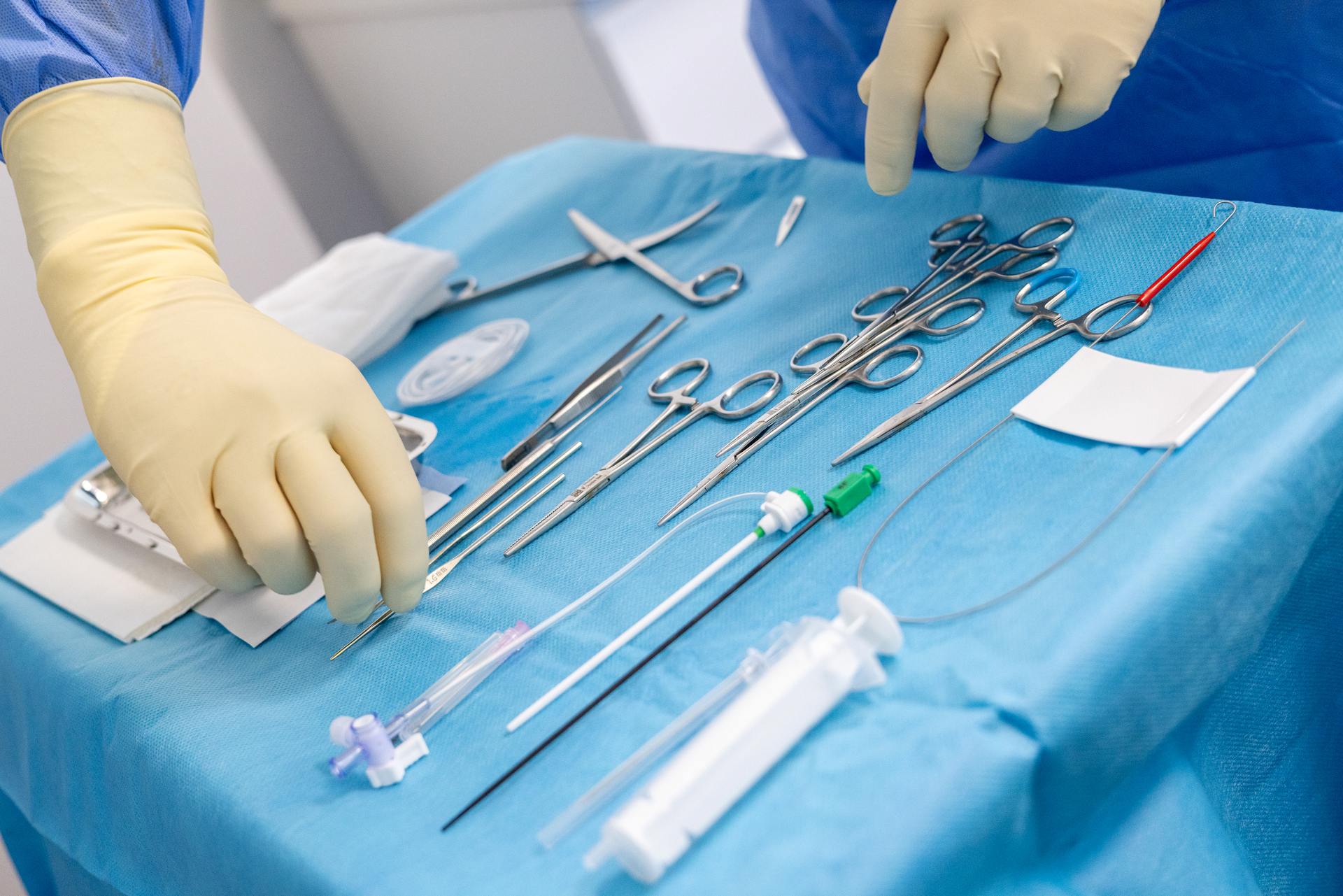 Zabieg miniflebektomii żylaków w przychodni specjalistycznej Smart Medica w Łazach pod Warszawą