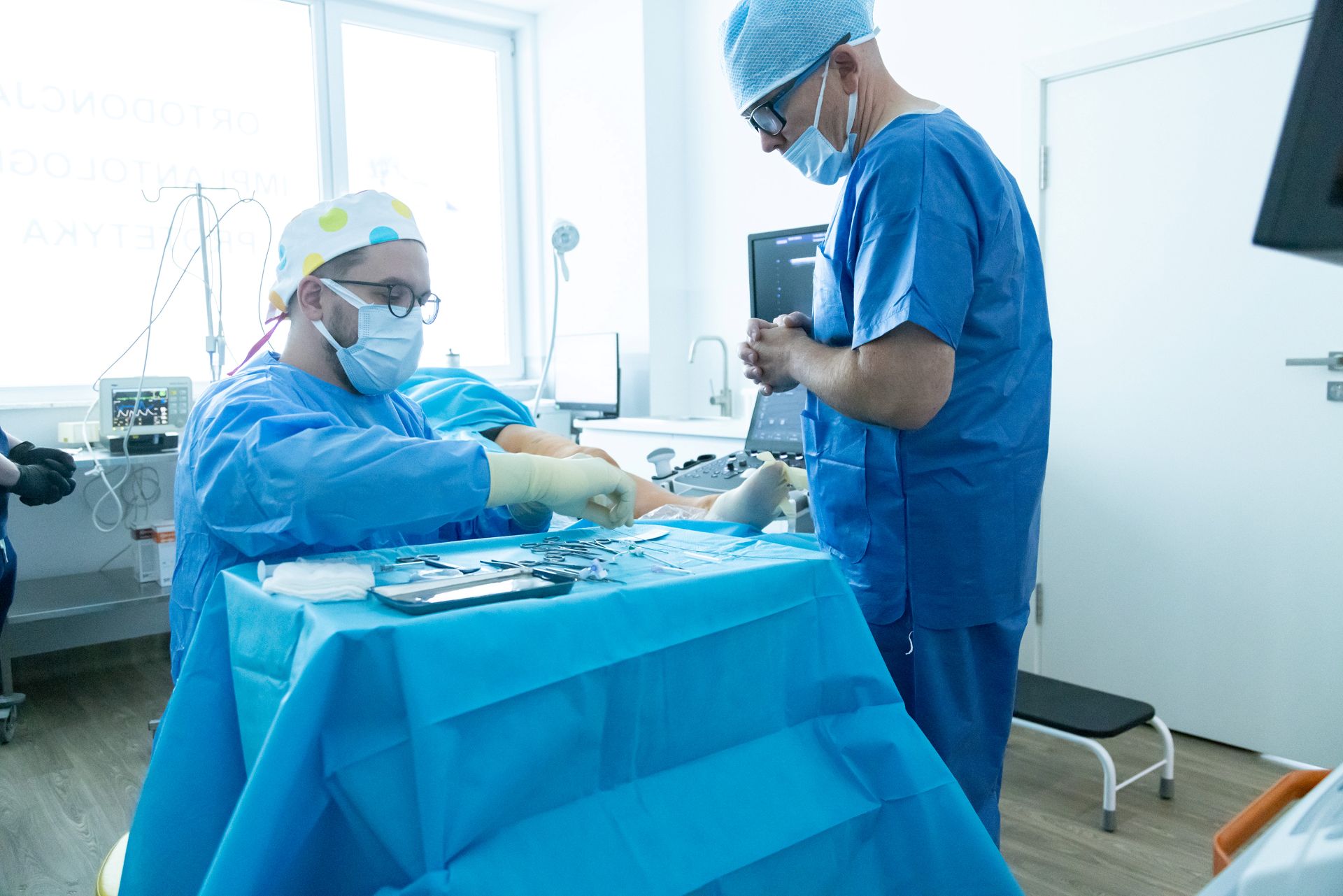 Dr Antoni Leja i Dr hab. n. med. Marek Glinka wykonujący zabieg miniflebektomii w przychodni specjalistycznej Smart Medica w Łazach pod Warszawą