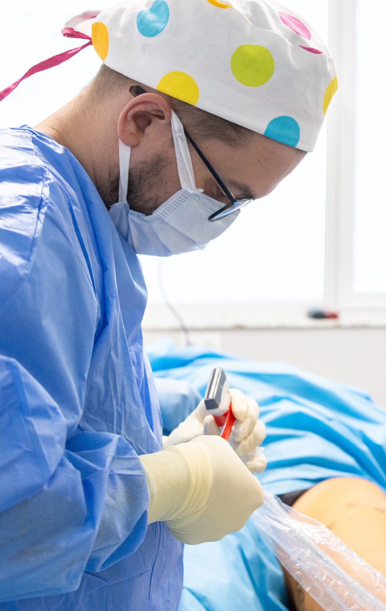 Doktor Antoni Leja przygotowujący się do zabiegu laserowego zamykania naczynek