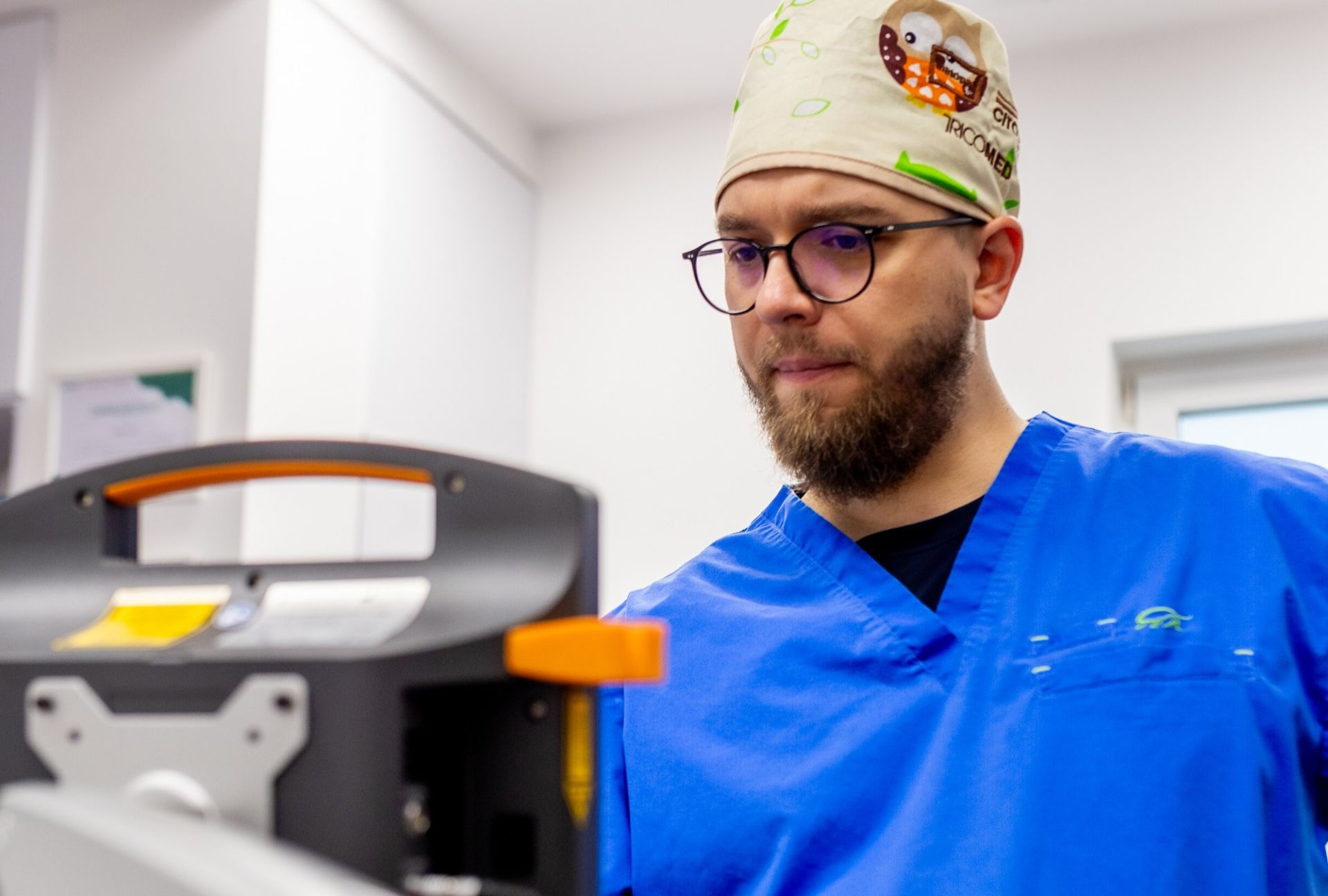 Proktolog Antoni Leja podczas zabiegu w Smart Medica w Łazach pod Warszawą