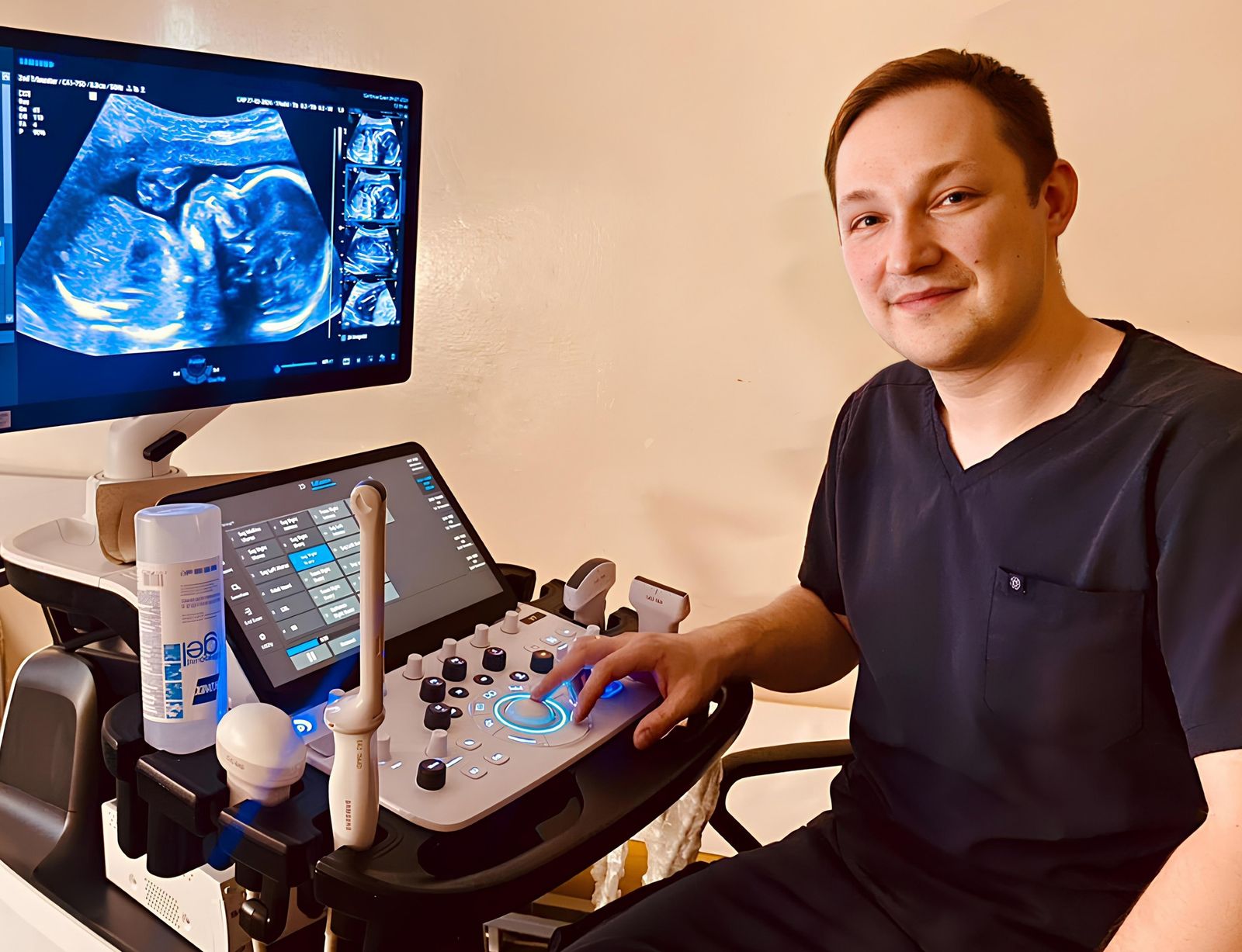 Lekarz Daniel Dudek ginekolog podczas wykonywania USG ginekologicznego w Smart Medica