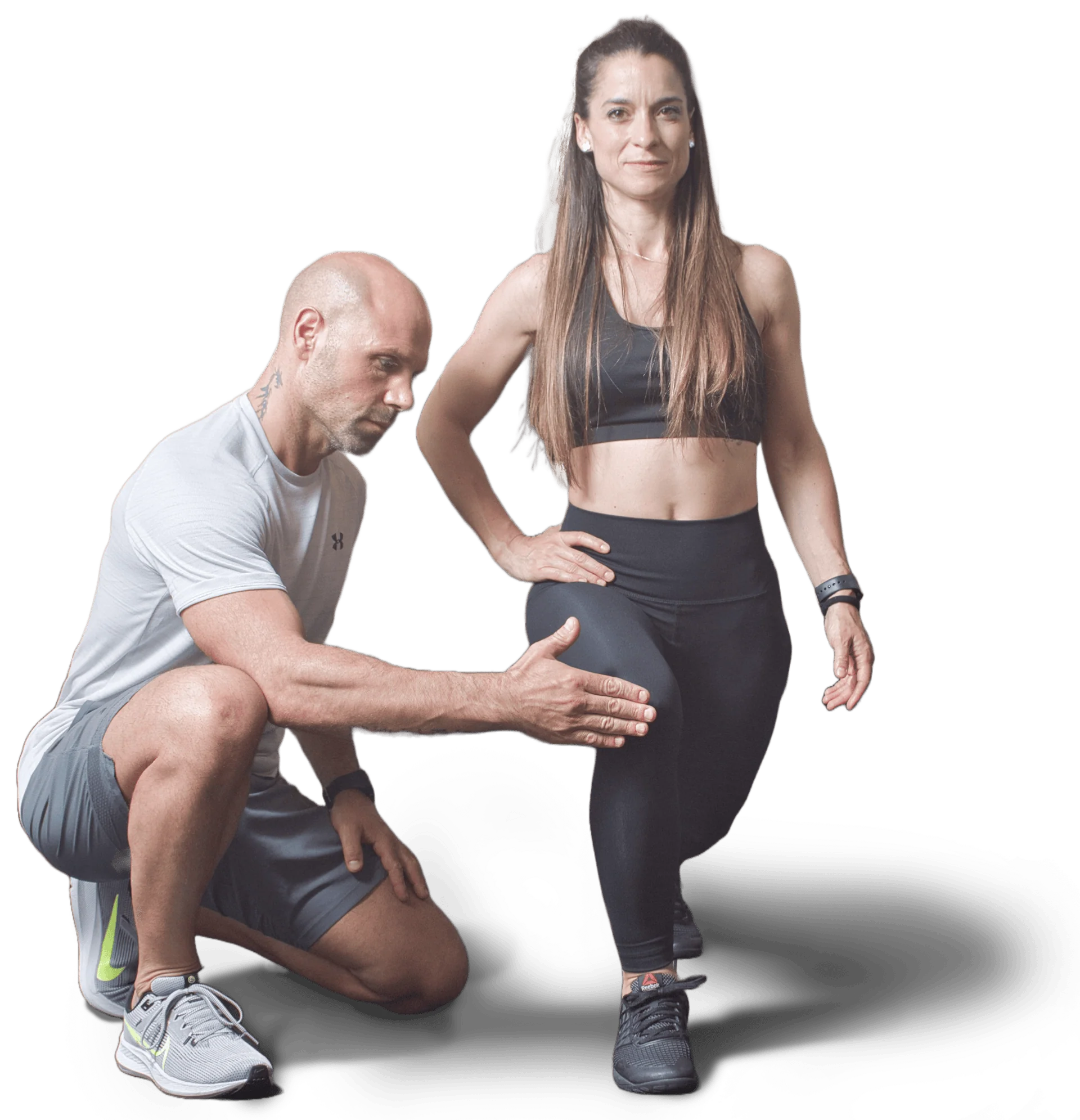 Personal trainer mentre assiste una cliente nell'esecuzione di un esercizio