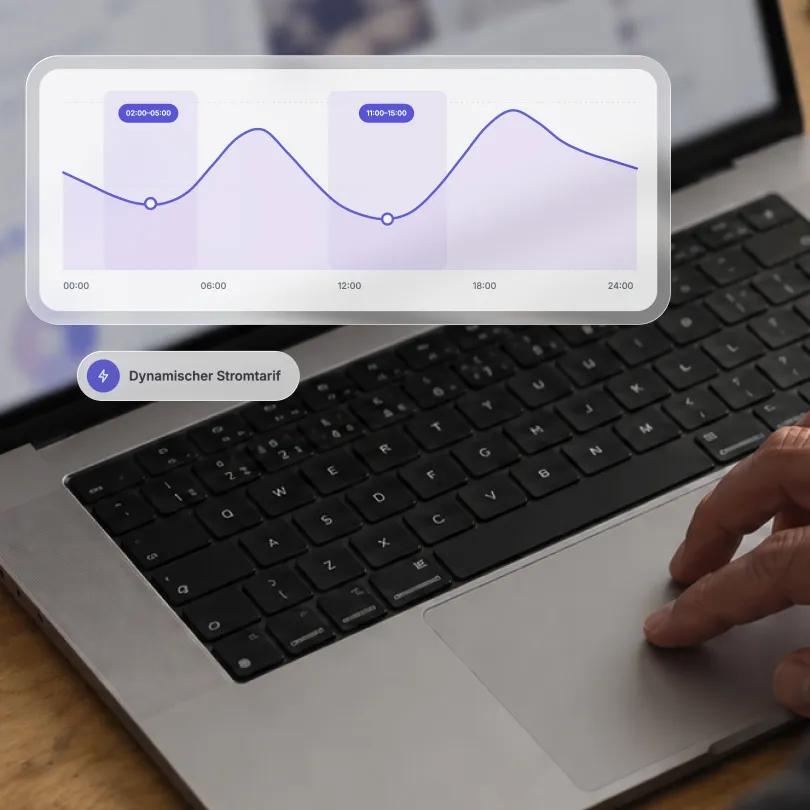 Laptop mit Preiskurve eines dynamischen Stromtarifs, günstige Zeitfenster von 02:00 bis 05:00 und 11:00 bis 15:00 Uhr markiert