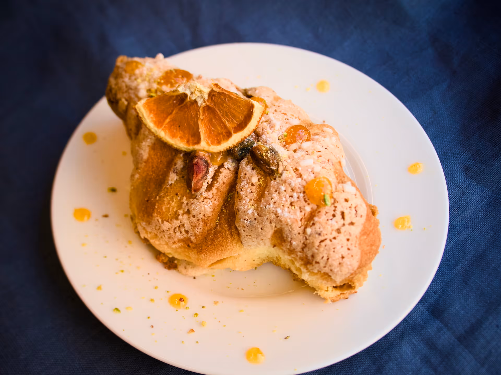 Mini colomba pasquale con glassa, pistacchi interi e fetta di mandarino essiccato.