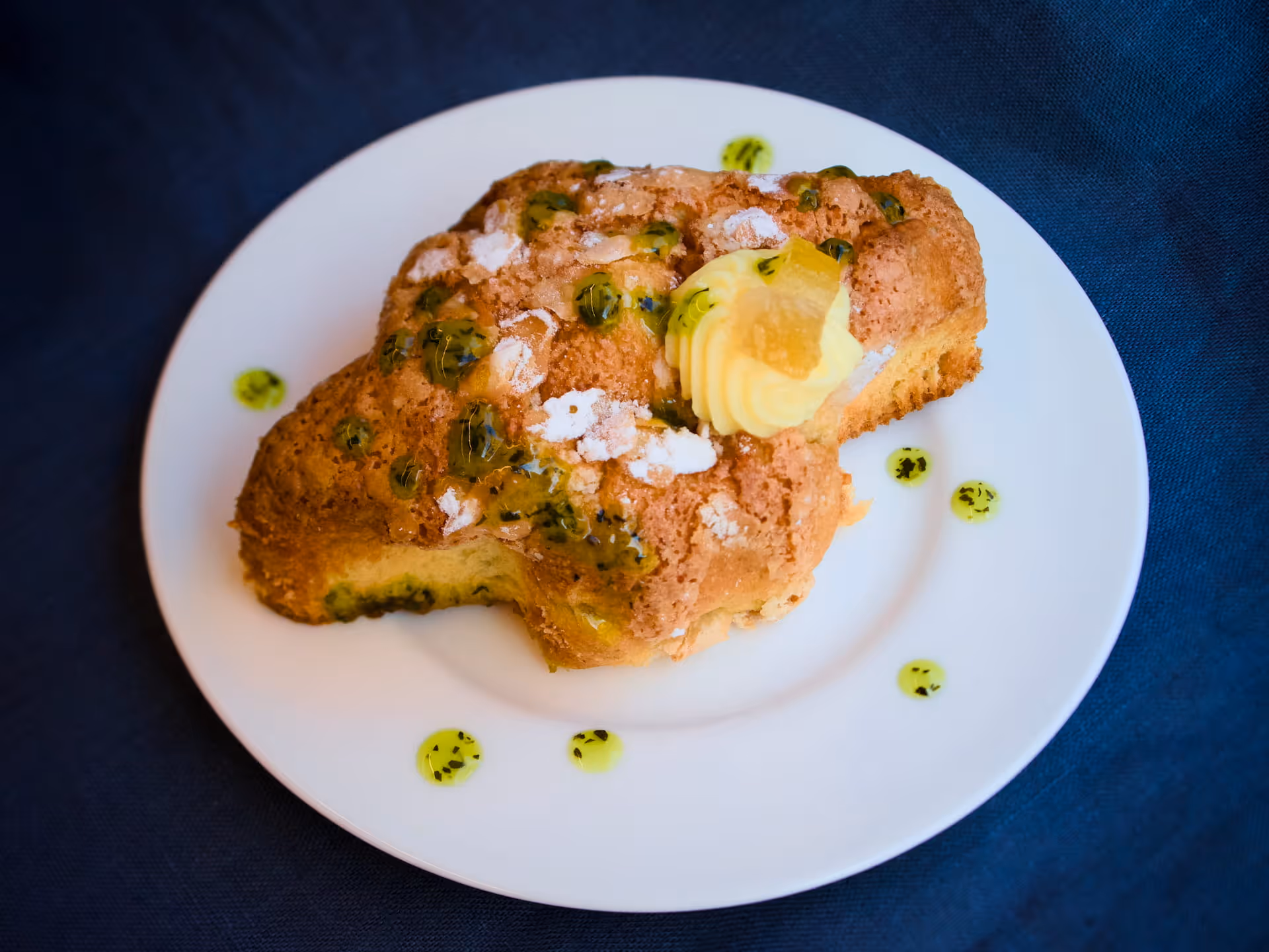Mini colomba pasquale decorata con gocce verdi, crema gialla e frutta candita.