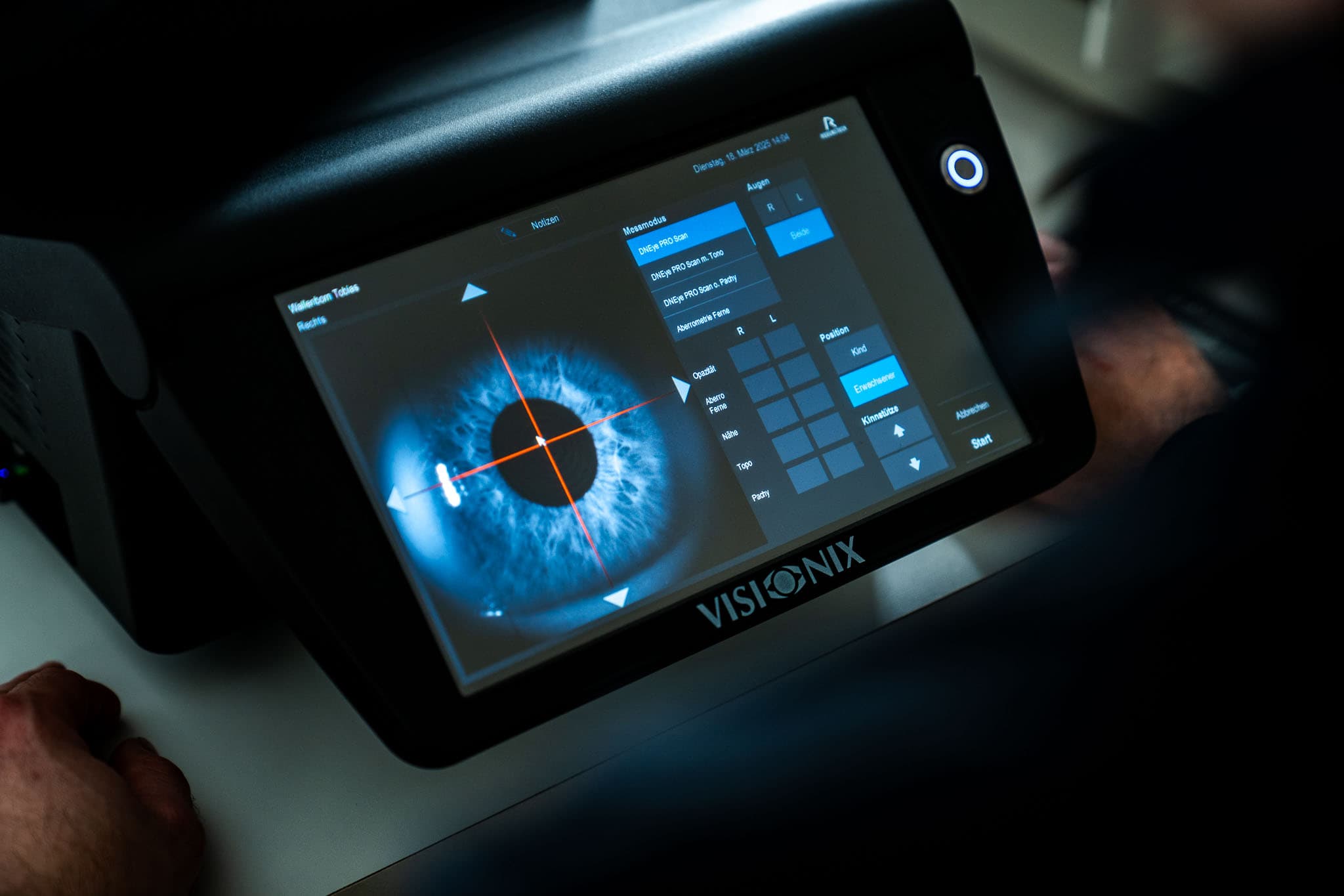 DNEye Scanner Monitor auf dem ein Auge analysiert wird