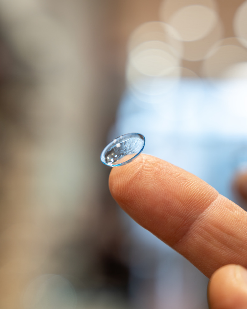 Weiche Kontaktlinse auf einer Fingerspitze