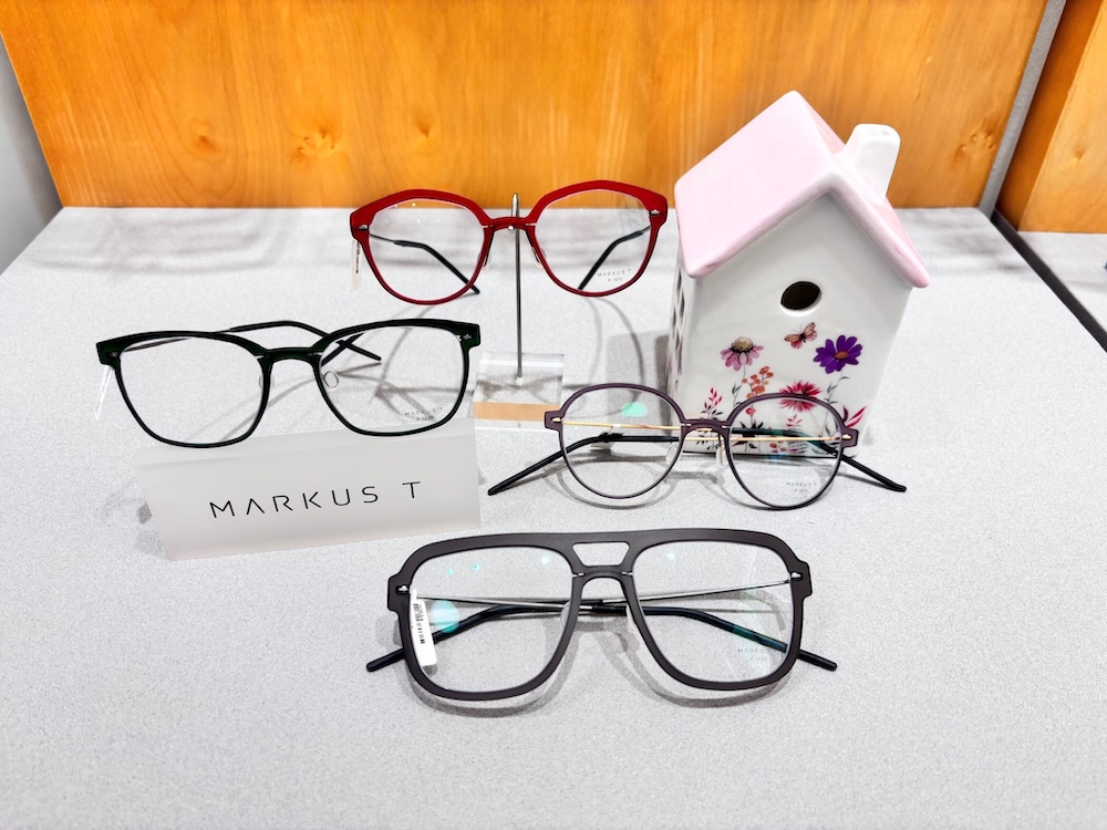 Ausstellung verschiedener Markus T Brillenfassungen im Optikgeschäft