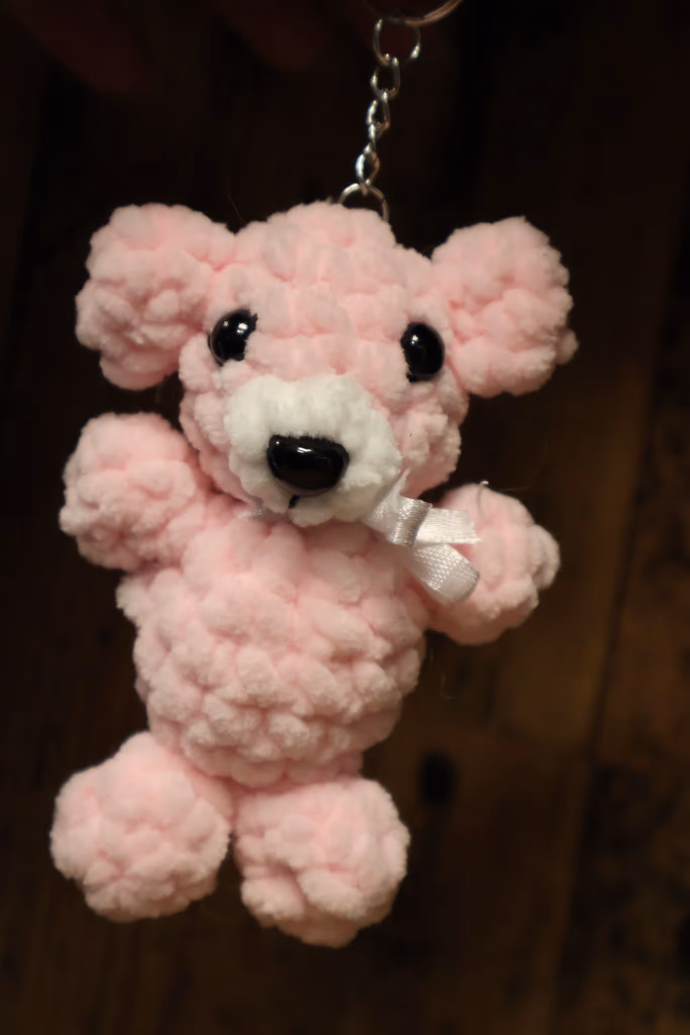 Ręcznie robiony różowy brelok miś z białą wstążką – miękki i uroczy dodatek.