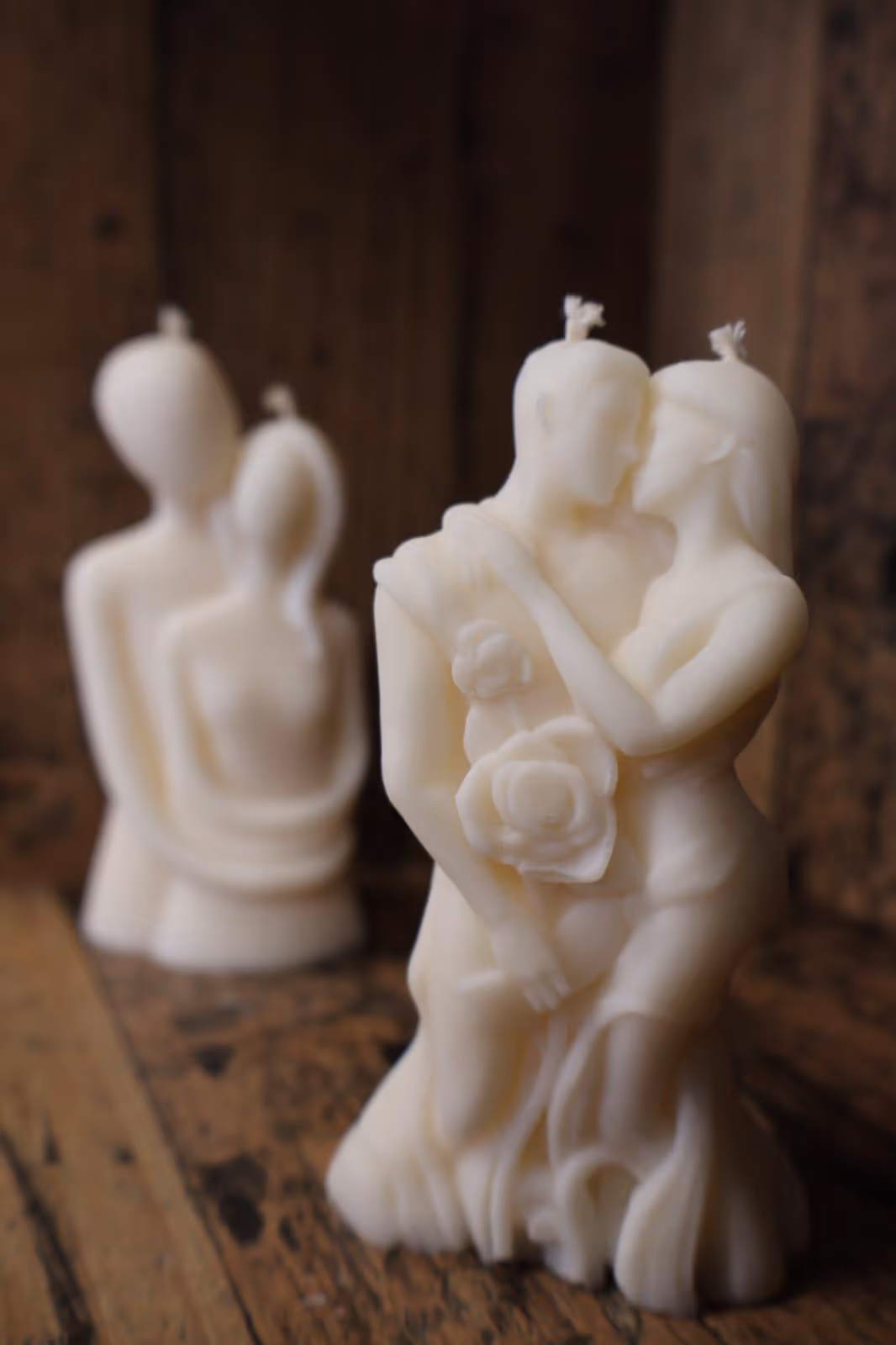 Ręcznie wykonana świeca w kształcie zakochanych – symboliczny i elegancki prezent.
