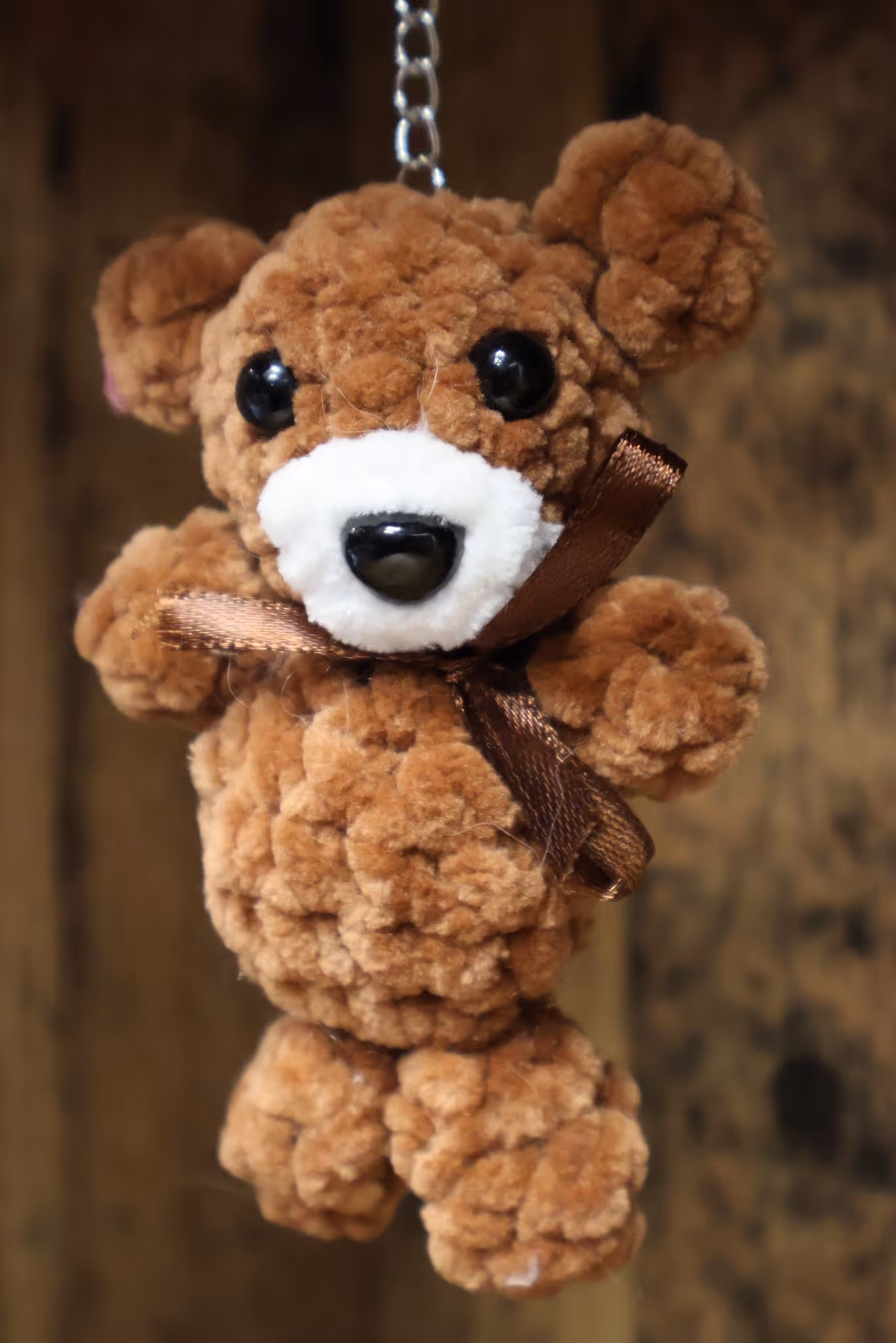 Pluszowy brelok w kształcie misia z kokardką – idealny na prezent.