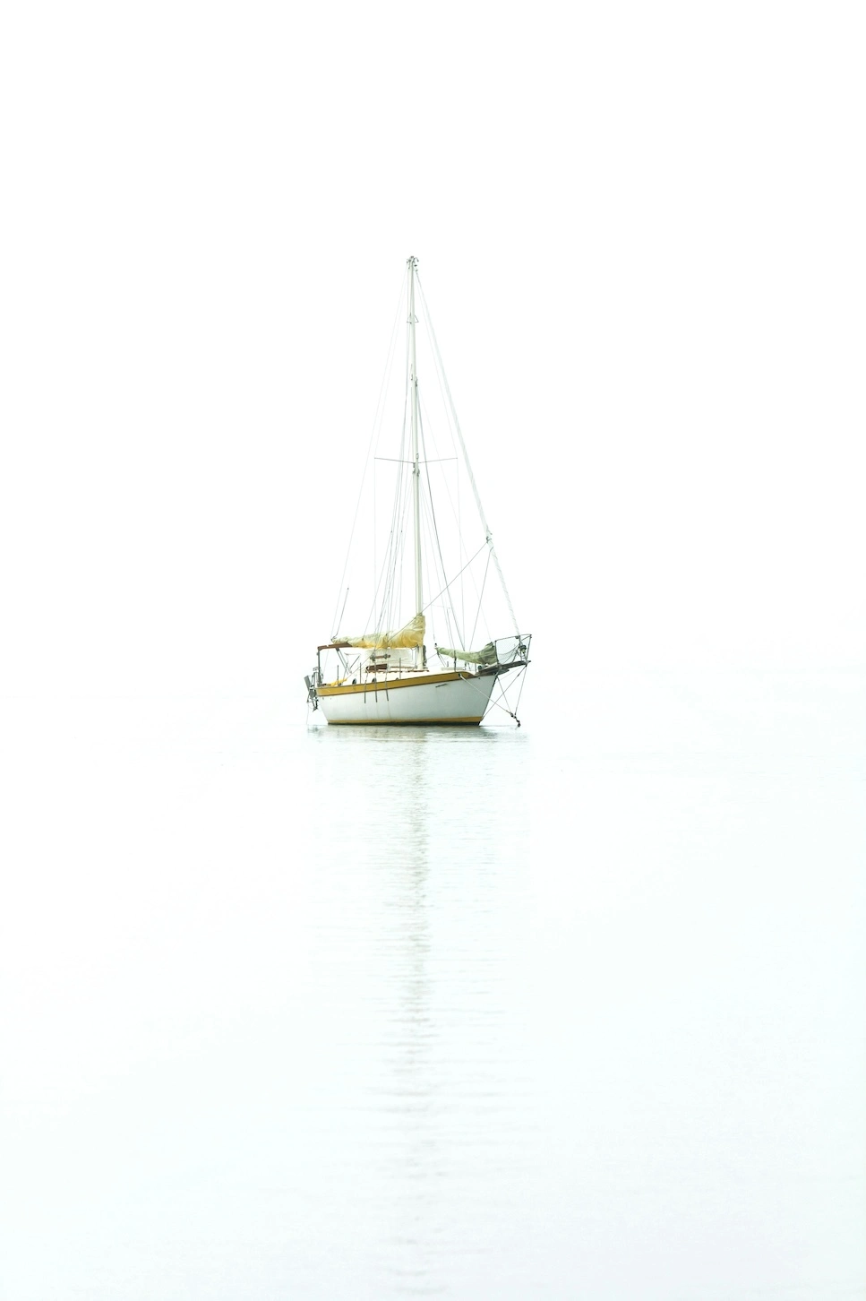 Segelboot auf Wasser sehr hell