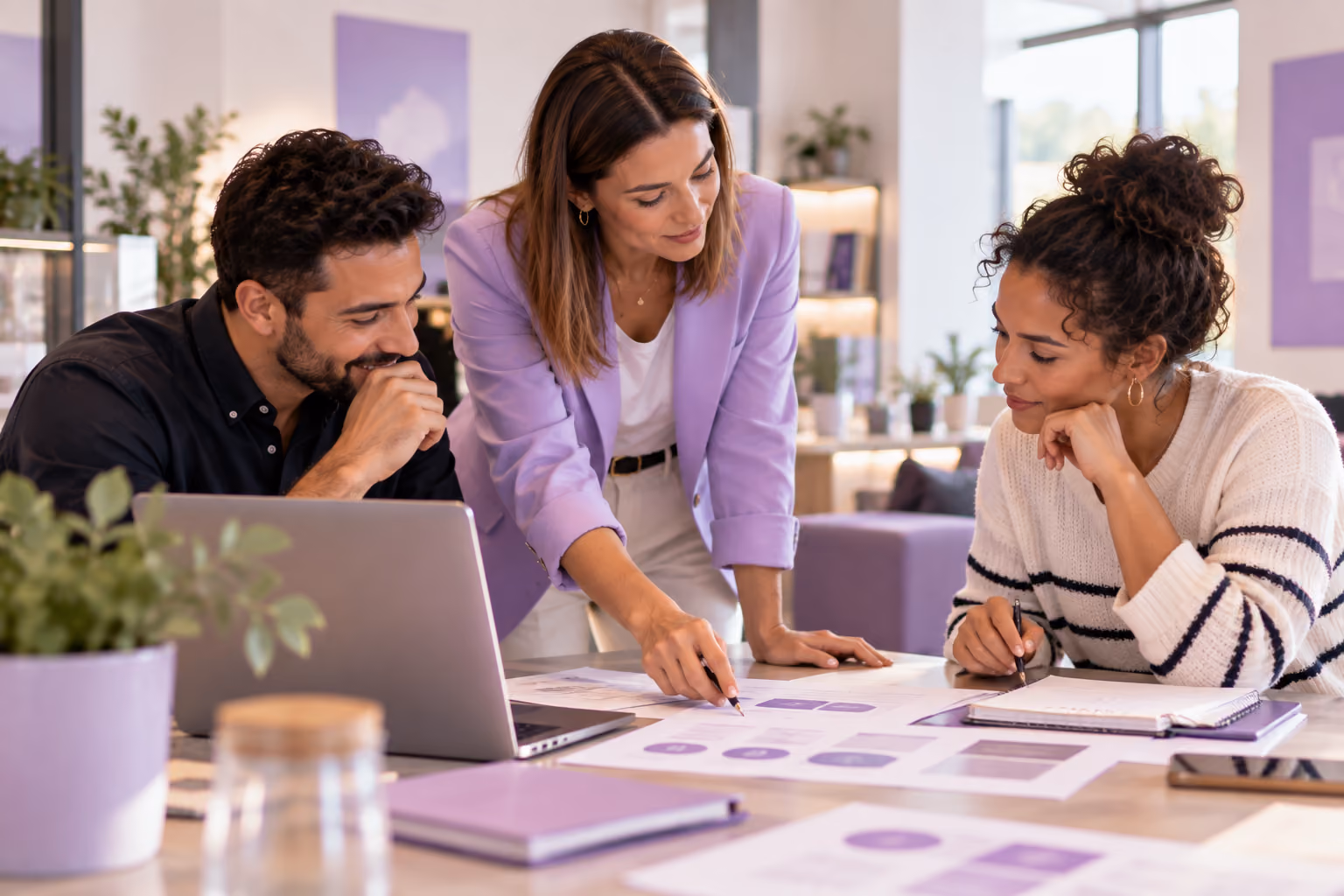 Une consultante RH accompagne deux dirigeants autour de documents de travail
