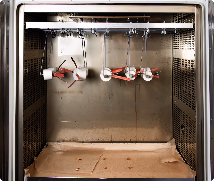 Climate test chamber with Mundorf components under endurance testing