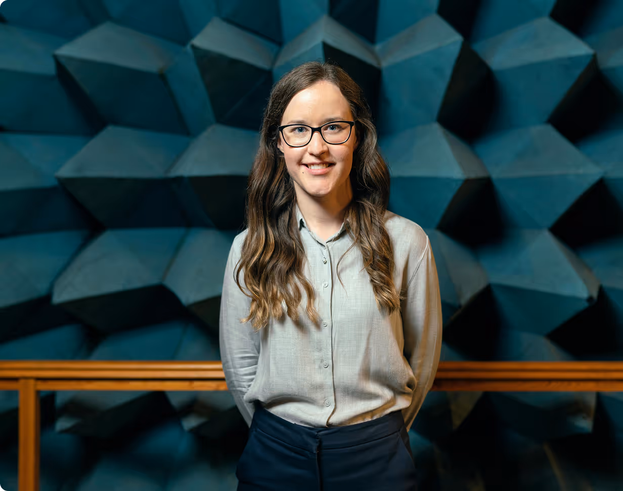Employee in the anechoic measuring chamber