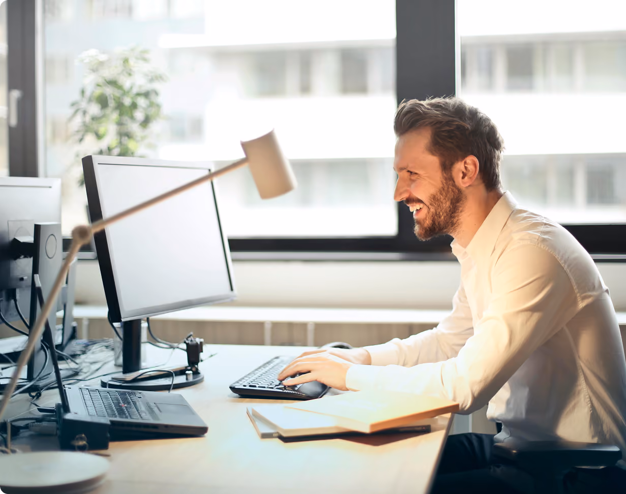 Employee at his workstation in the Mundorf office