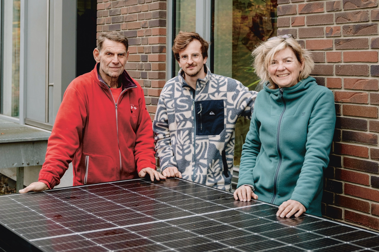 Volker Henkel, Malte Graefe und Susanne Otto von Solisolar vor einem PV-Modul