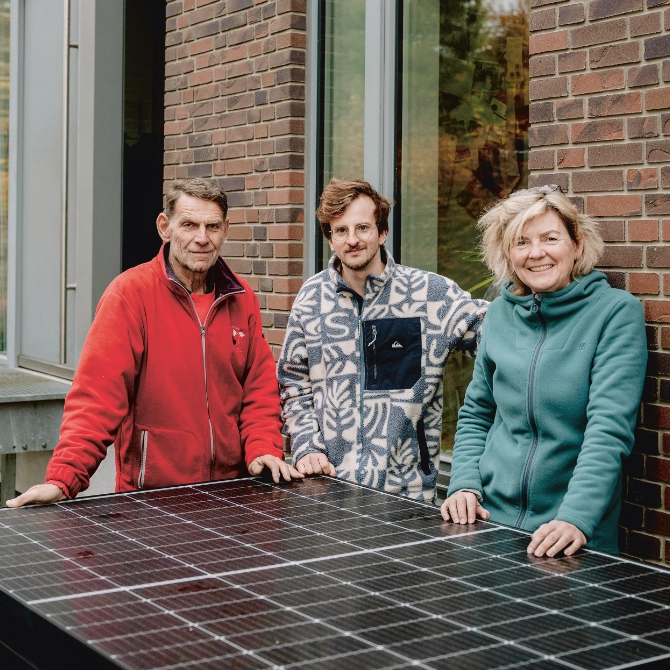 Volker Henkel, Malte Graefe und Susanne Otto von Solisolar vor einem PV-Modul