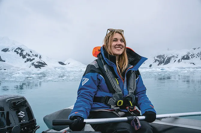 Léa Olivier auf Schlauchboot mit Paddel