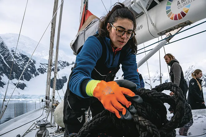 Tamara Klink arbeitet an Deck