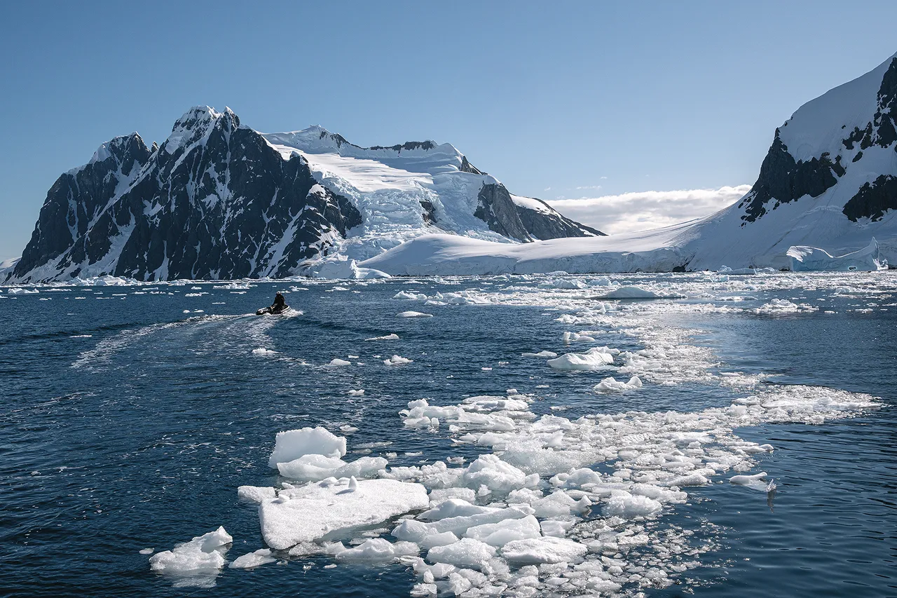 Schmelzender Gletscher nahe dem „Eisberg­friedhof“