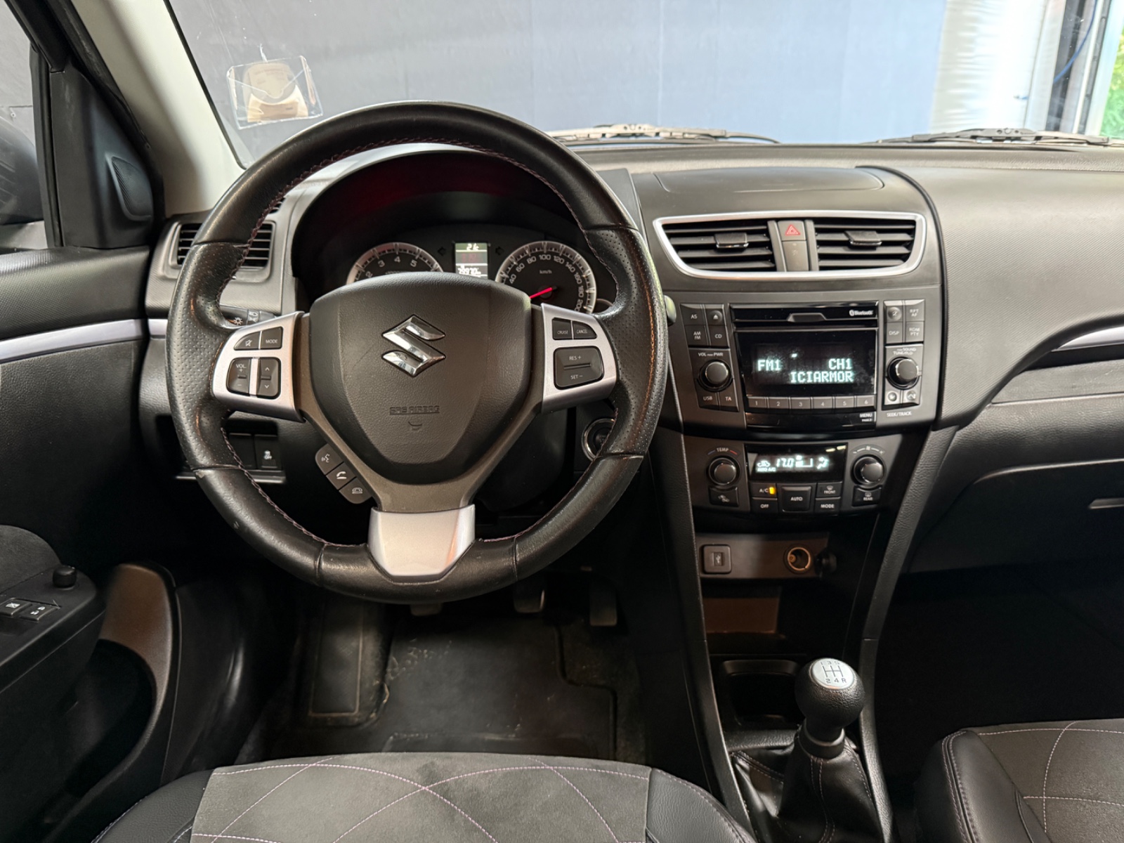 Photo véhicule SUZUKI SWIFT MY15
