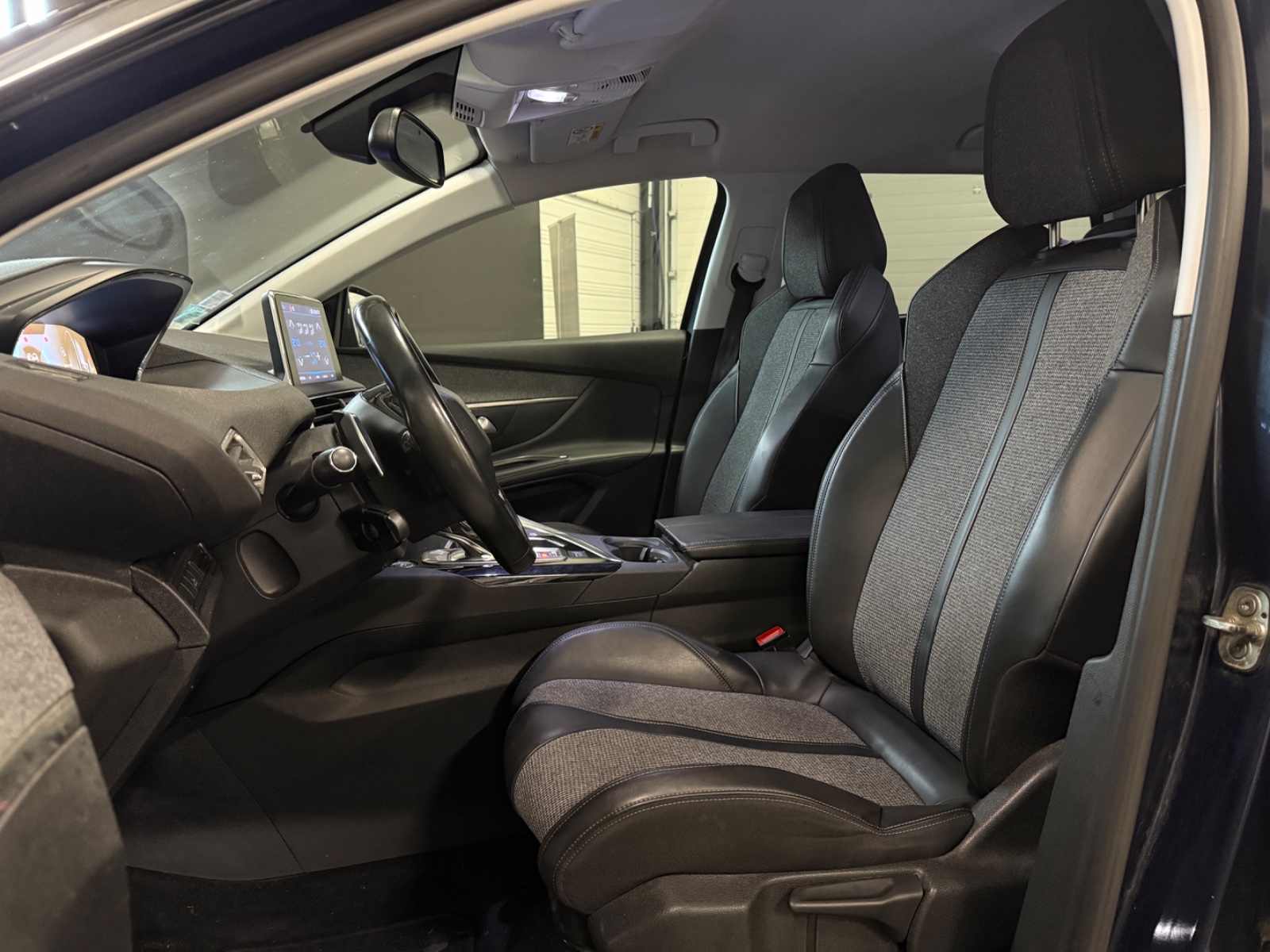 Photo véhicule PEUGEOT 5008