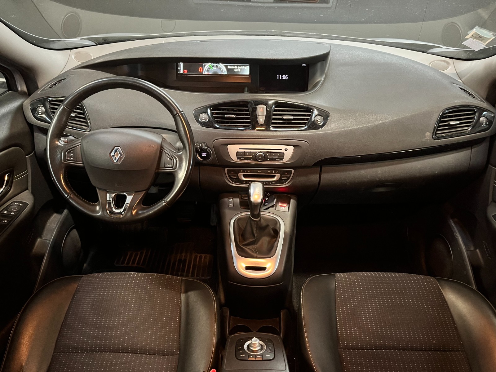 Photo véhicule RENAULT GRAND SCENIC III