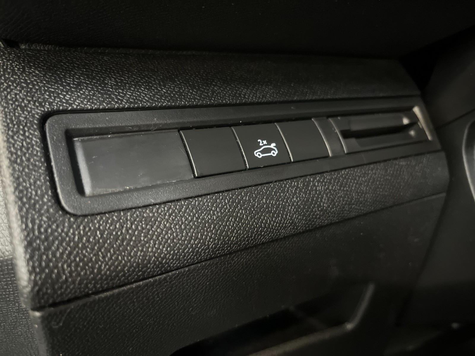 Photo véhicule PEUGEOT 5008