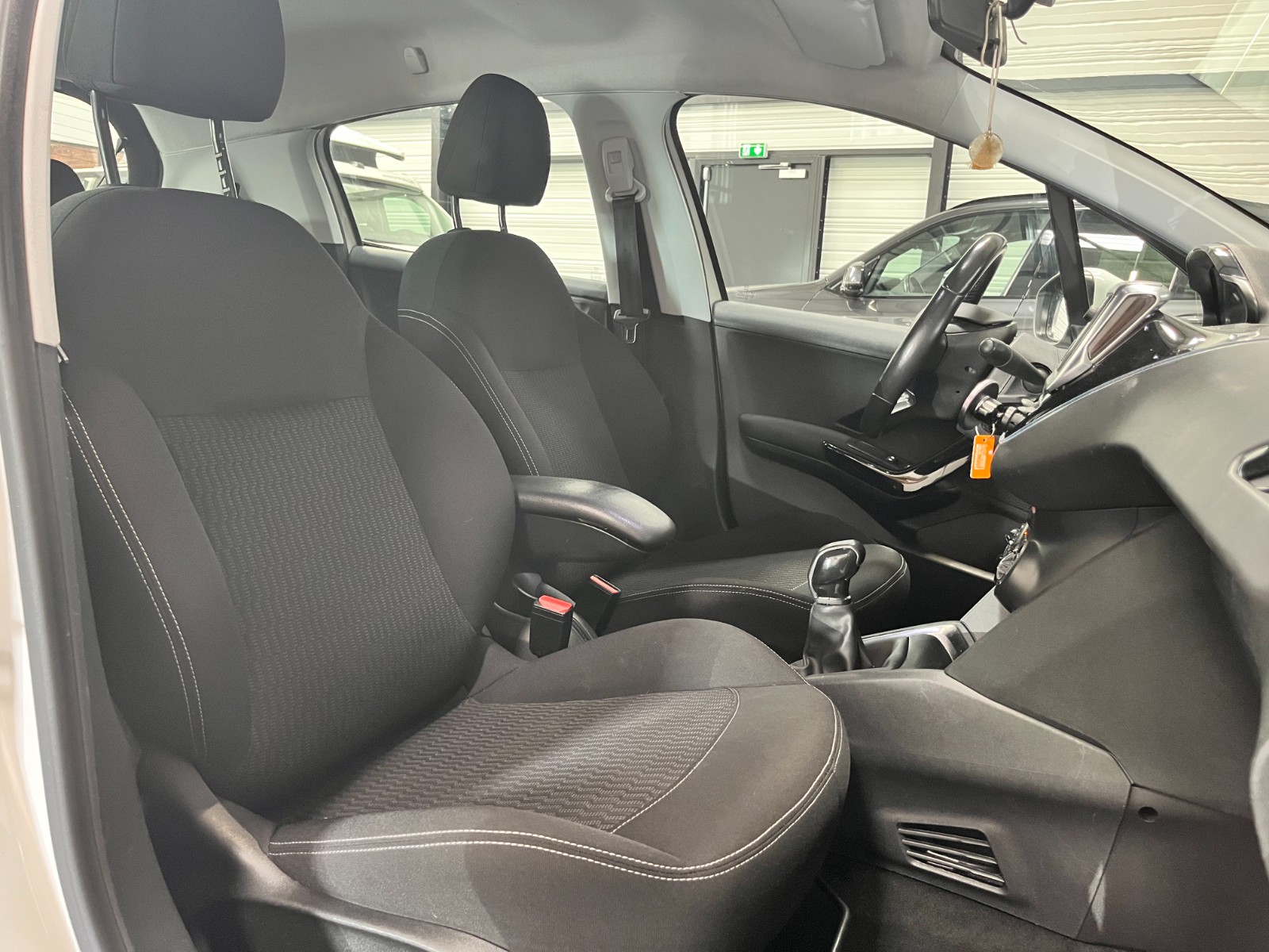 Photo véhicule PEUGEOT 208