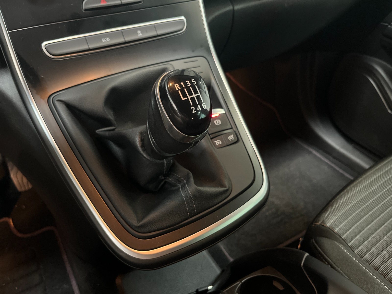 Photo véhicule RENAULT SCENIC IV