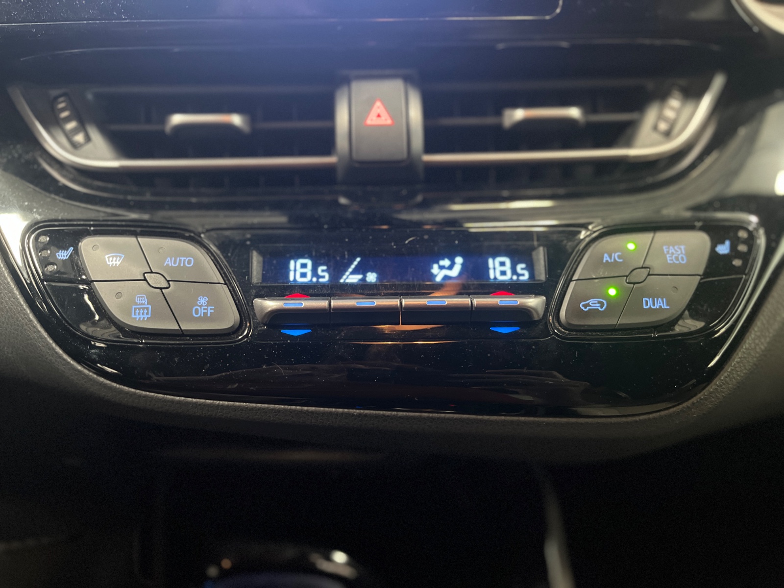 Photo véhicule TOYOTA C-HR PRO RC18