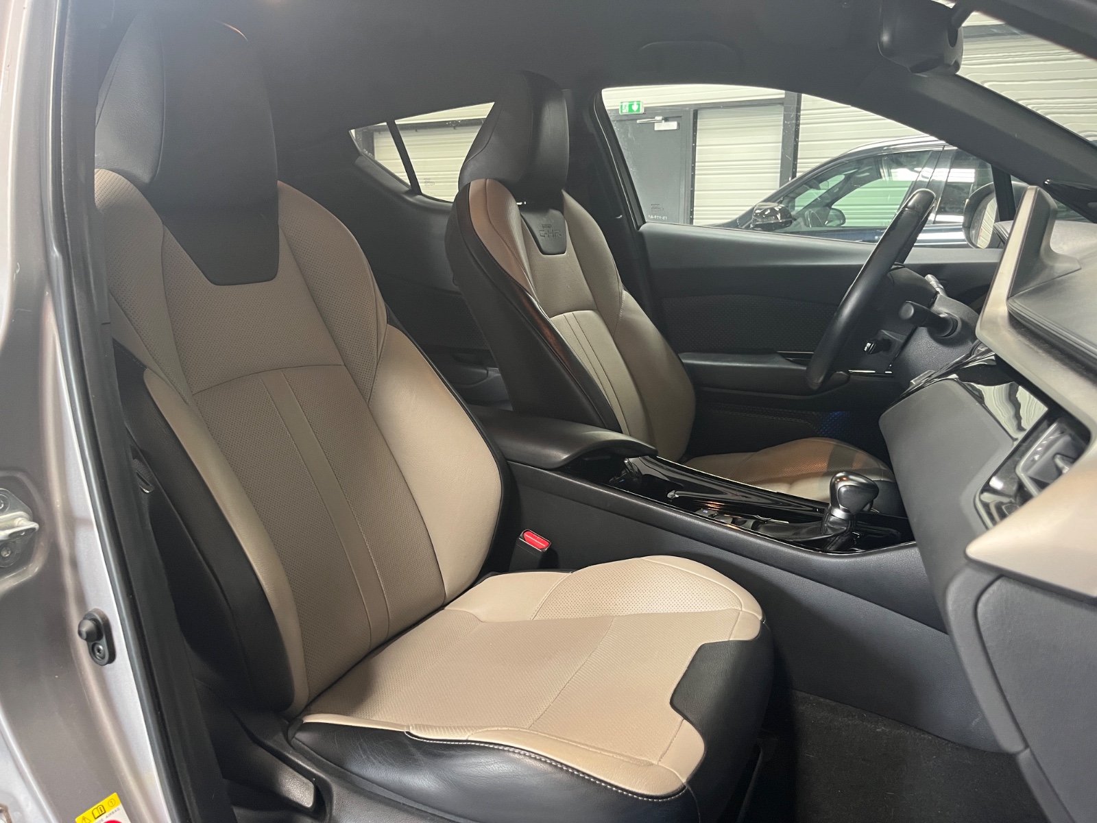 Photo véhicule TOYOTA C-HR PRO RC18