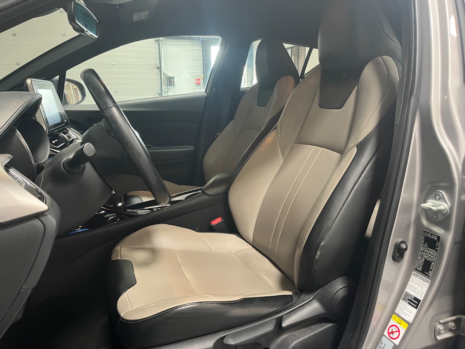 Photo véhicule TOYOTA C-HR PRO RC18