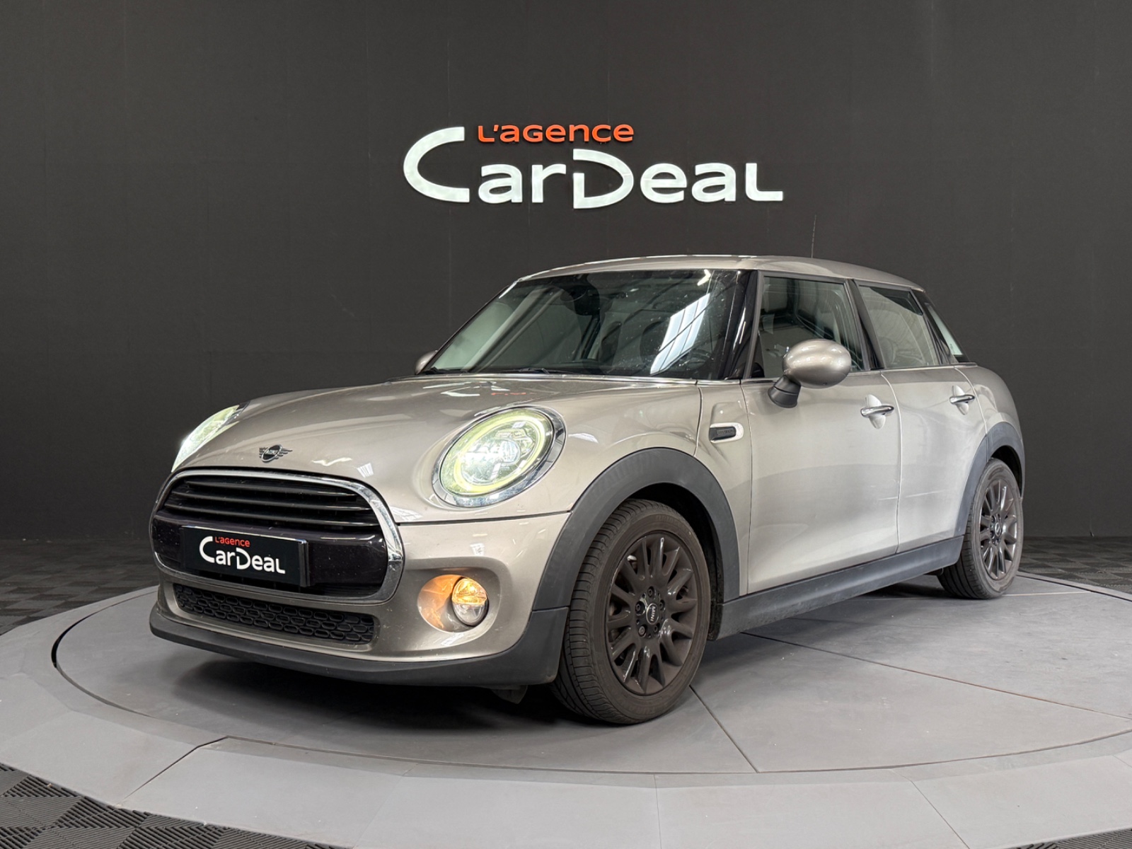 Photo véhicule MINI HATCH 5 PORTES LCI
